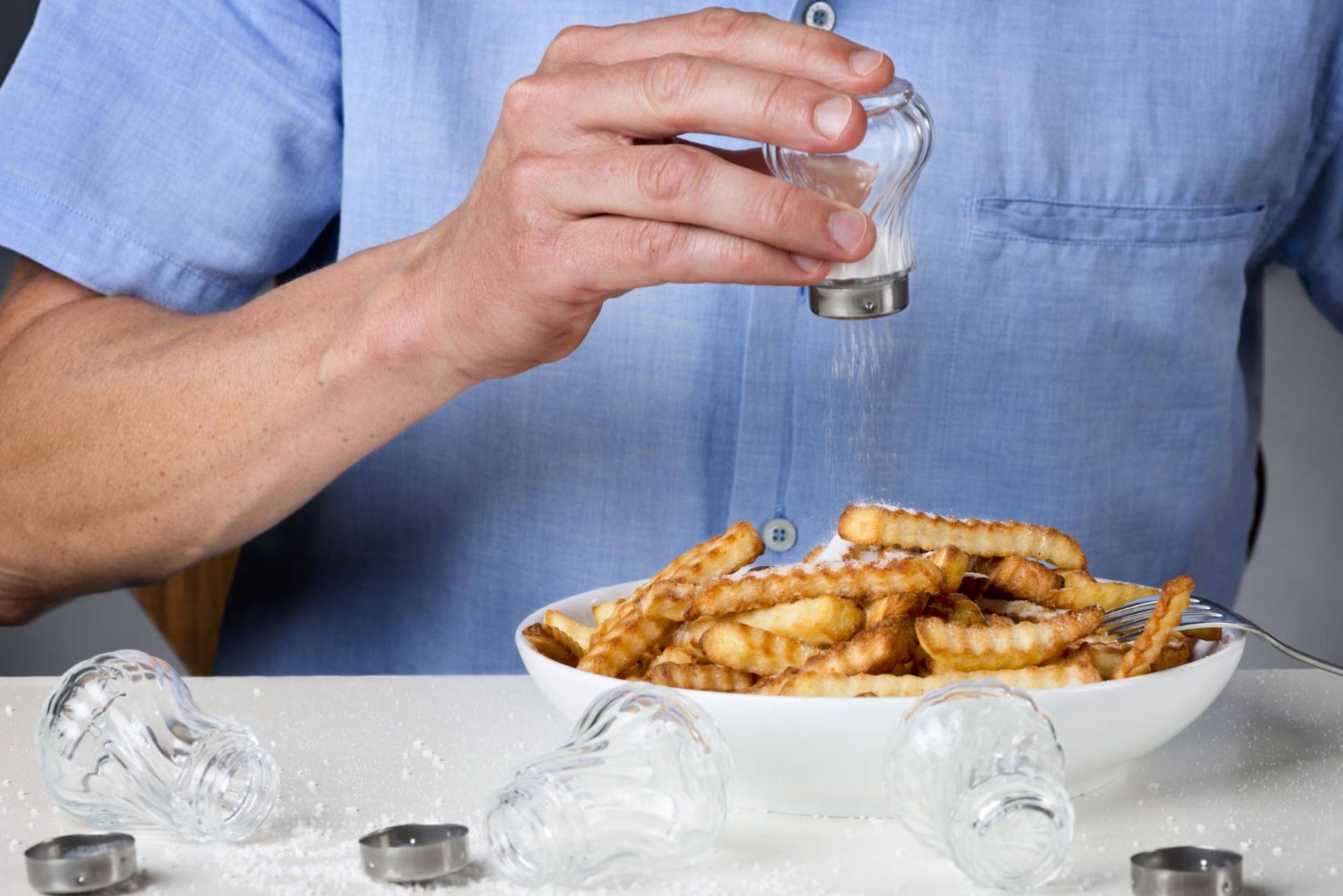 نمک زدن به غذا