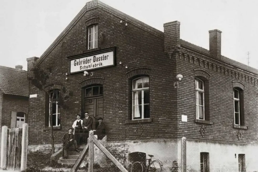 کارخانه کفش برادران داسلر (Gebrüder Dassler Schuhfabrik) 