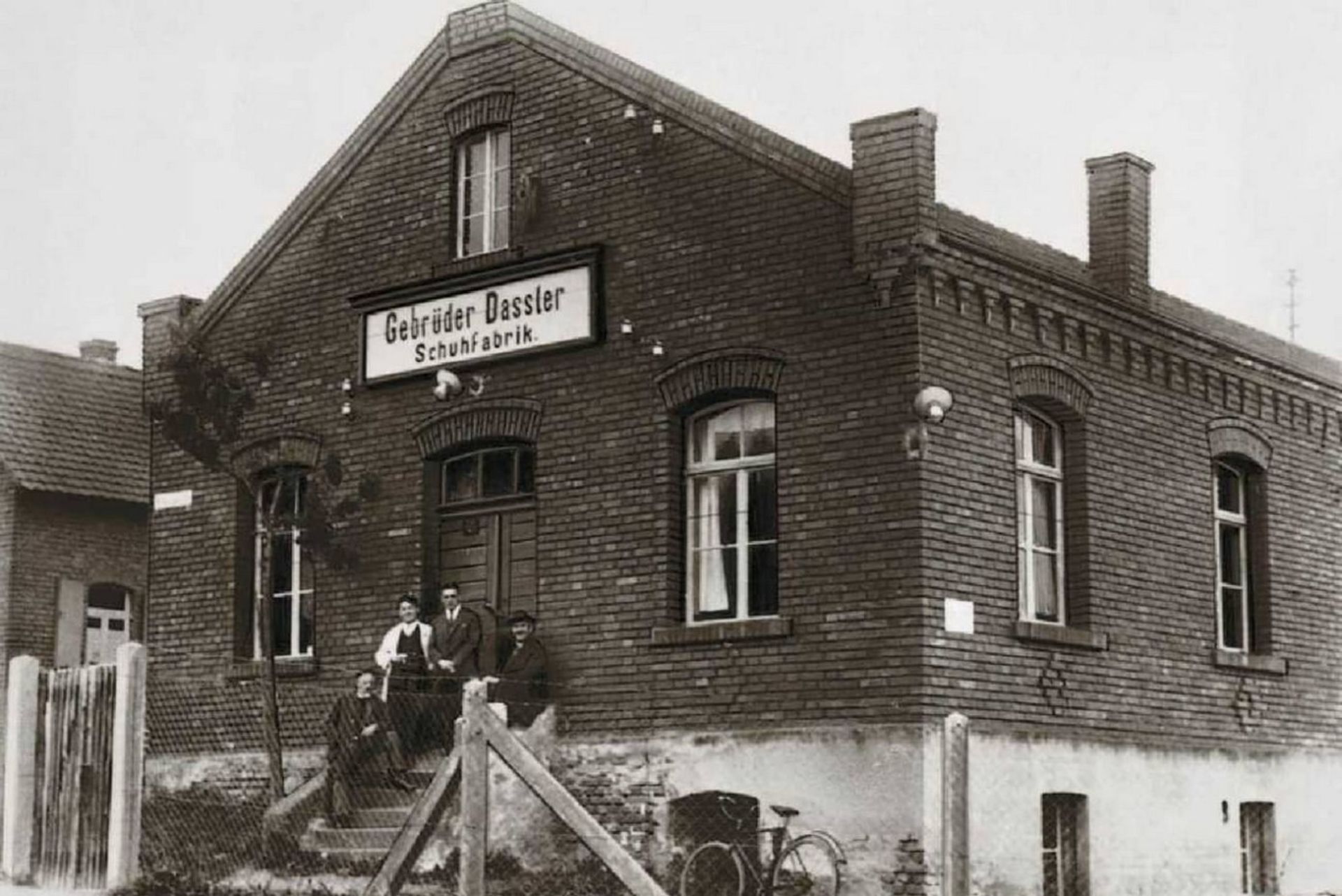 کارخانه کفش برادران داسلر (Gebrüder Dassler Schuhfabrik) 