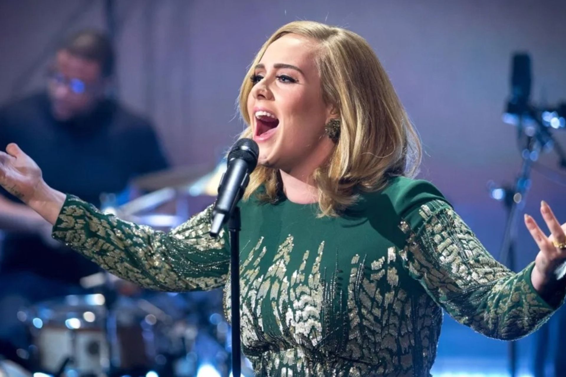 خواننده‌ای در حال اجرا روی صحنه