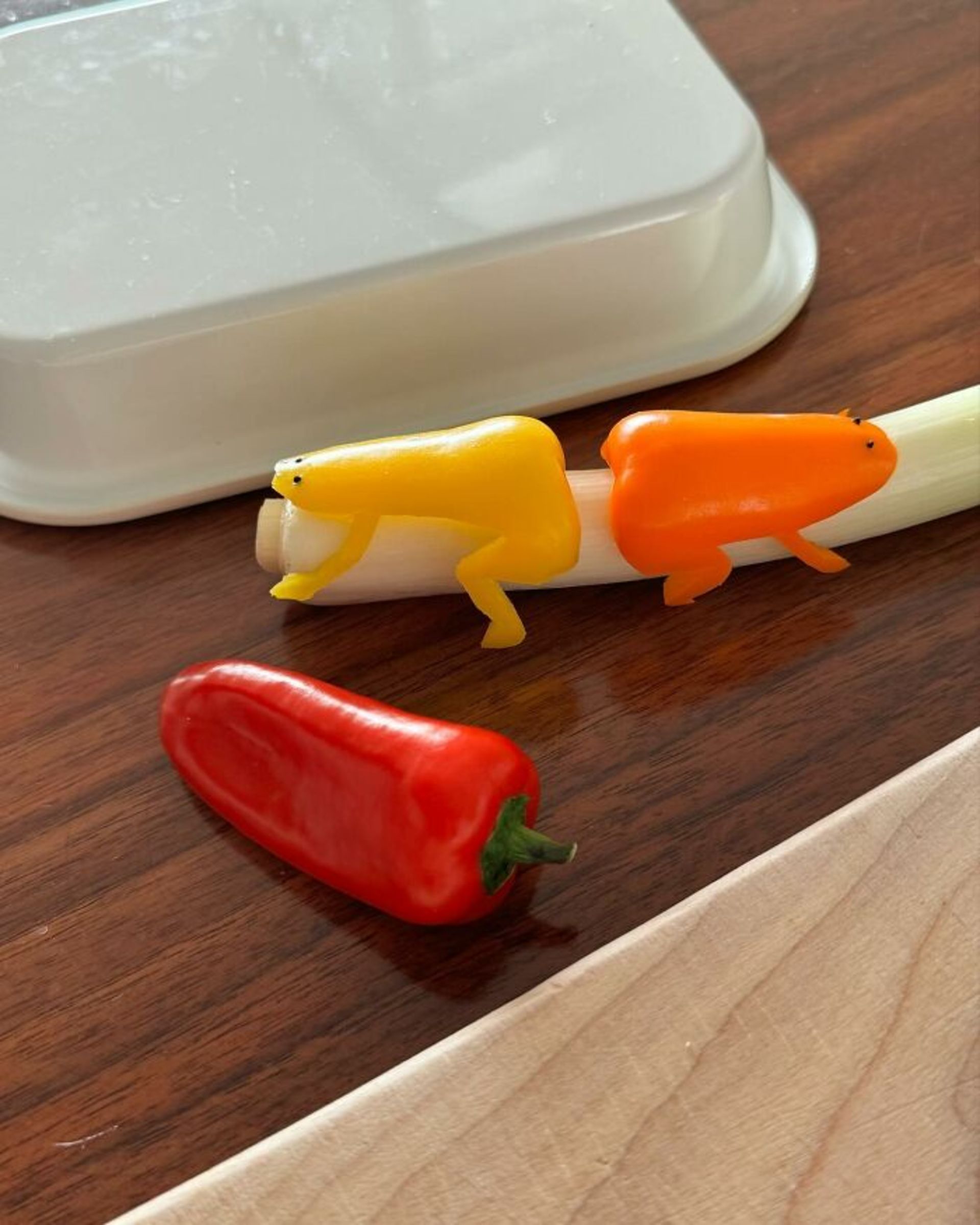 فافل قرمز و فلفل نارنجی و فلفل زرد دو قورباغه پشت به هم