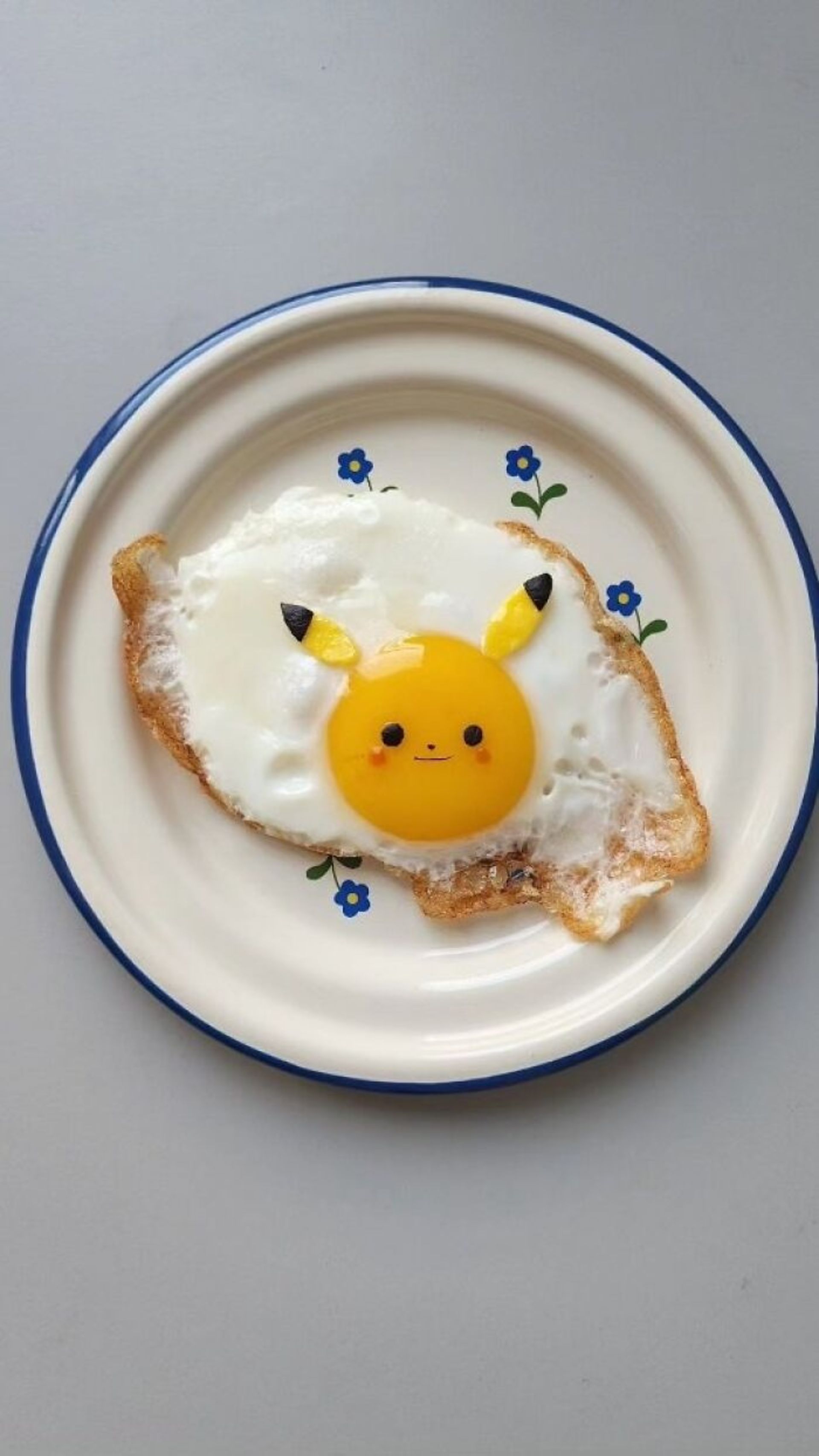 تخم مرغ نیمرو زرده پیکاچو