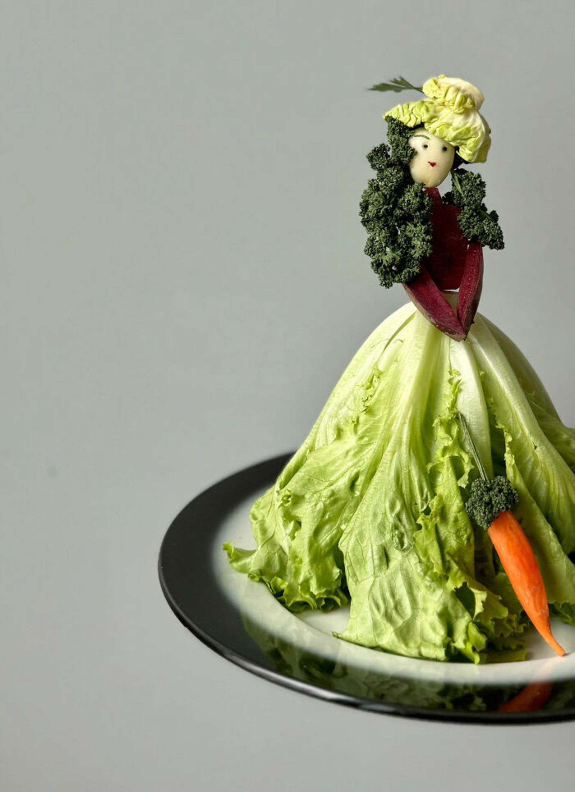 تزیین غذا سبزیجات به شکل بانو با چتر