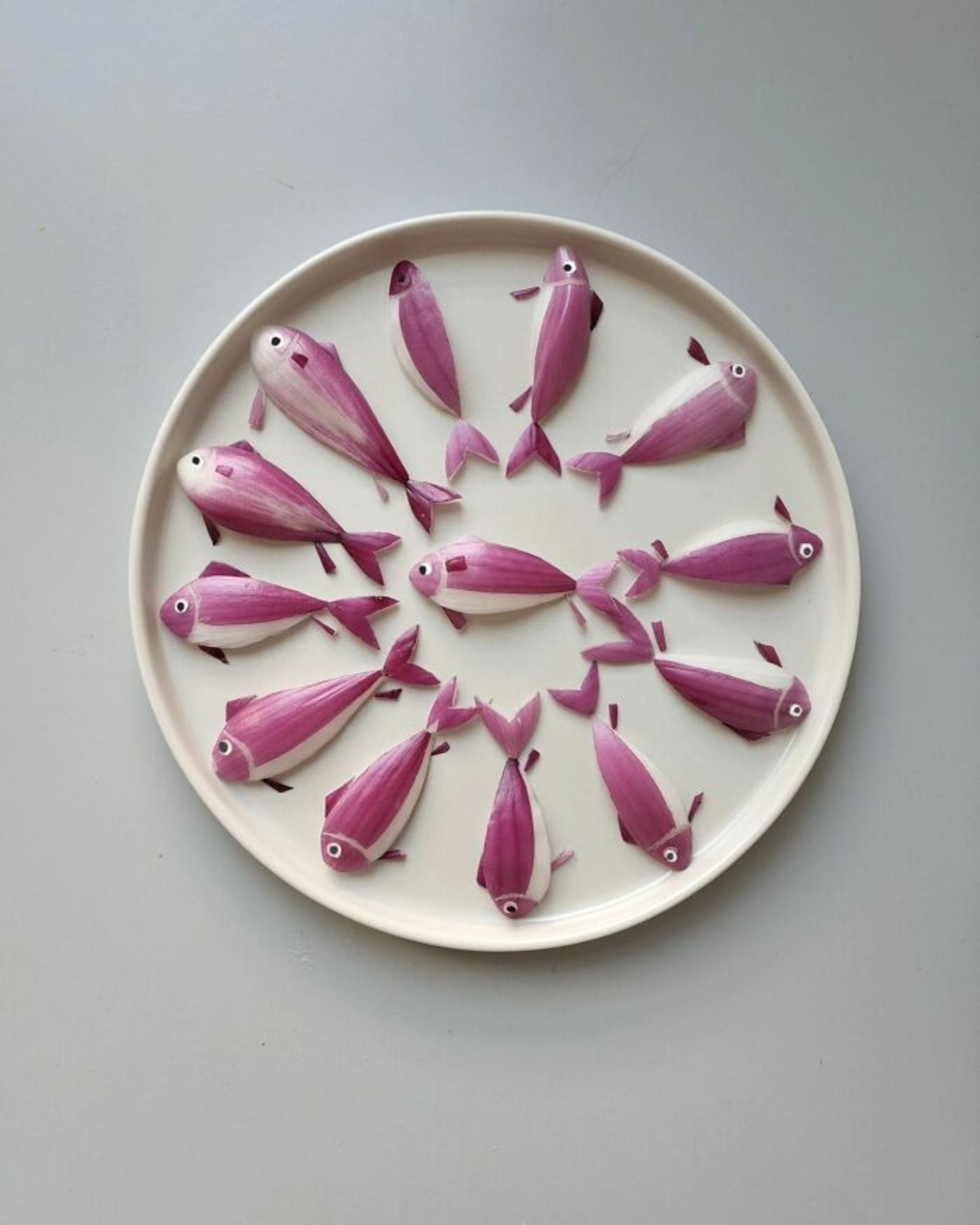 پیاز به شکل ماهی در ظرف