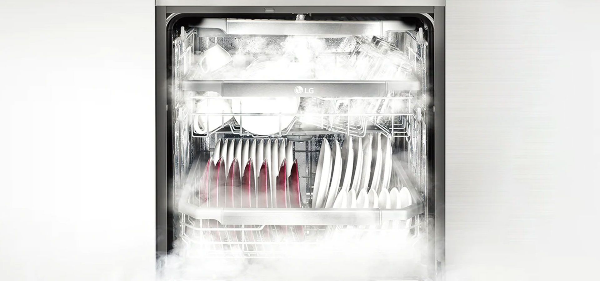 ظروفی در ماشین ظرفشویی در حال شسته شدن و بخاری که از آن بیرون می آید
