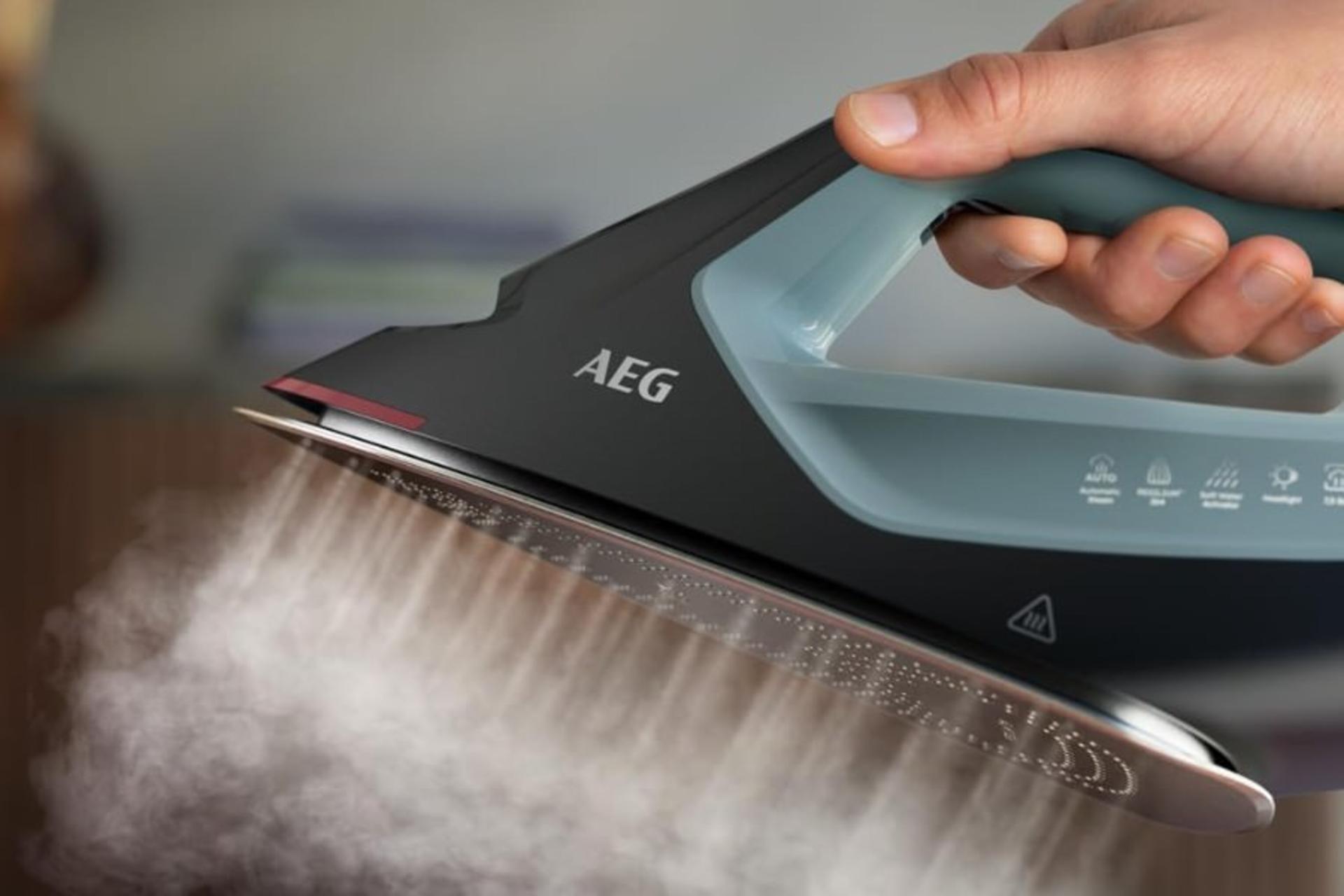 اتو بخار آ ا گ AEG ST8-2-8OG در حال بخاردهی