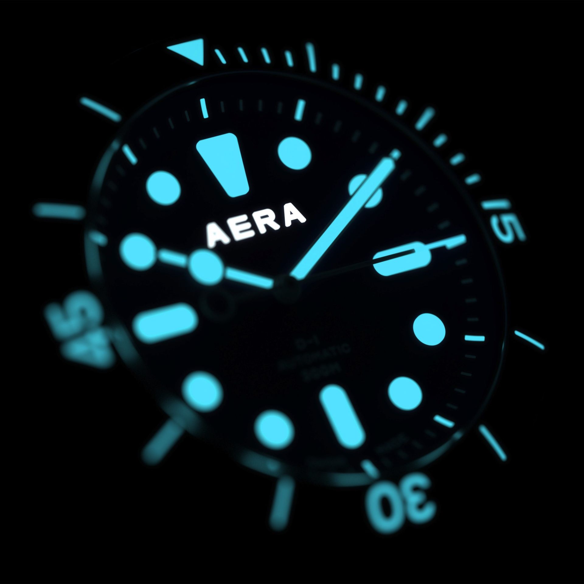 عقربه‌های ساعت Aera x d1 Diver در نمای شب