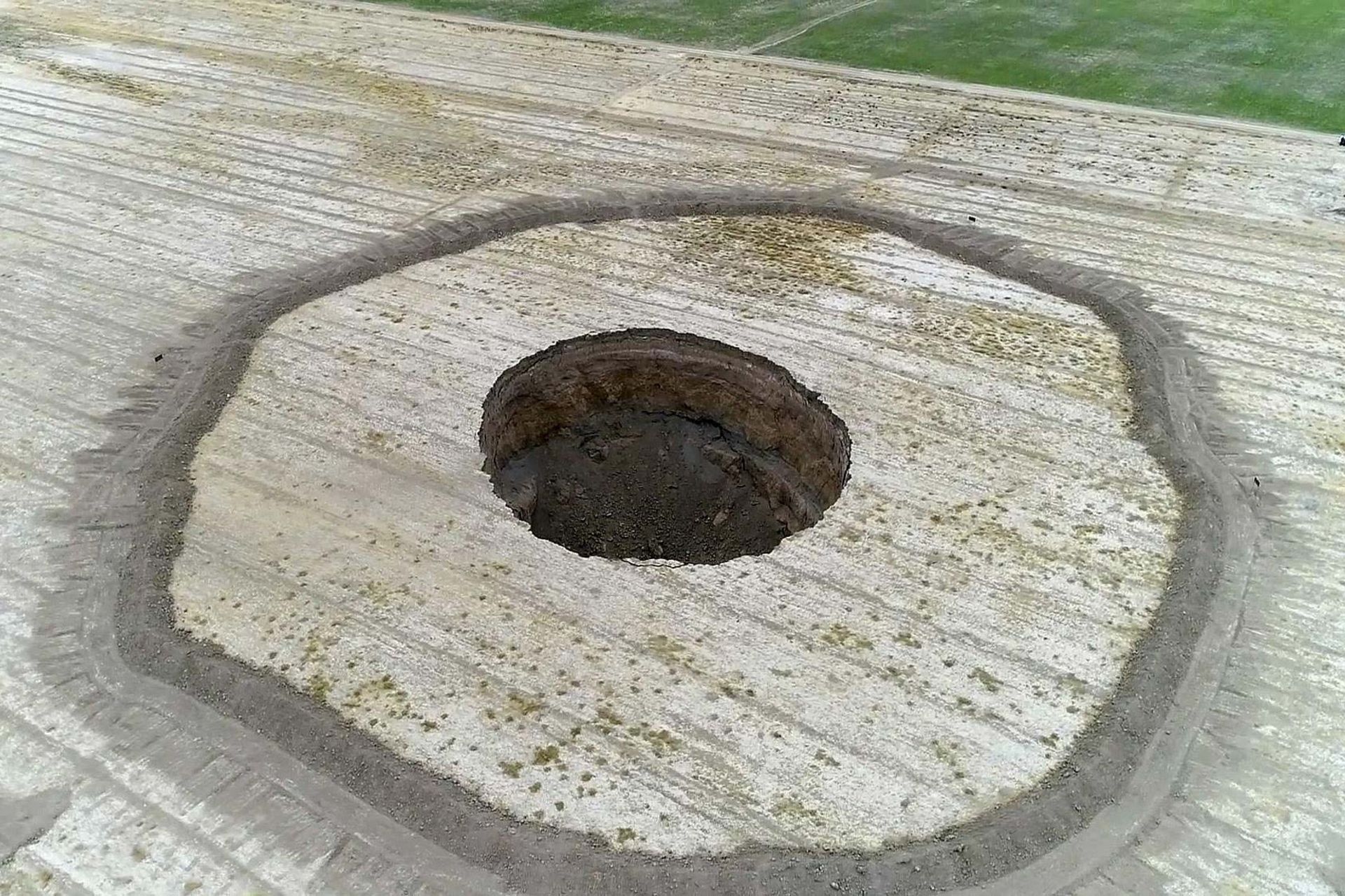 نمای هوایی از چاله‌ای بزرگ که دراثر فرونشست زمین به‌وجود آمده است