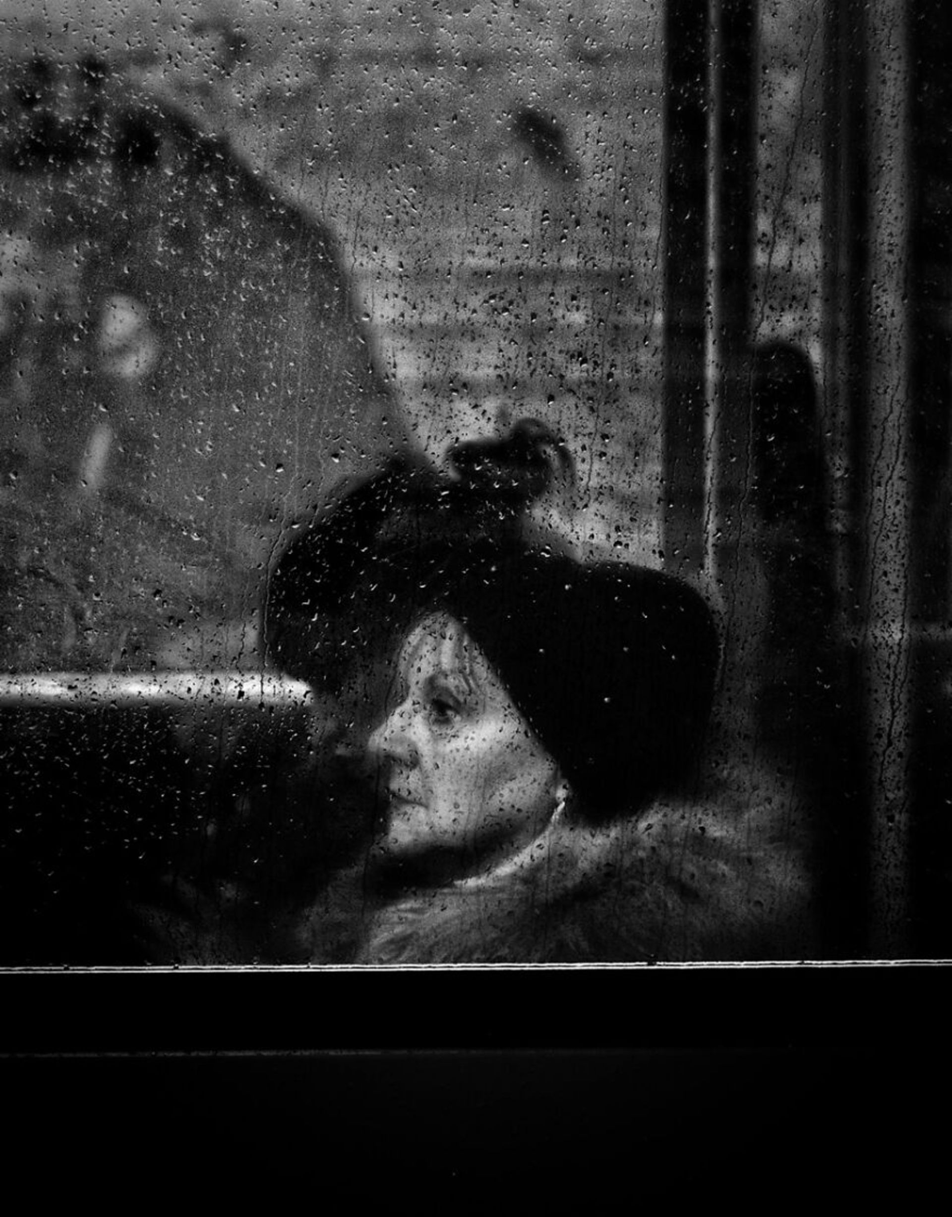 دو زن قطرات باران روی شیشه اتوبوس