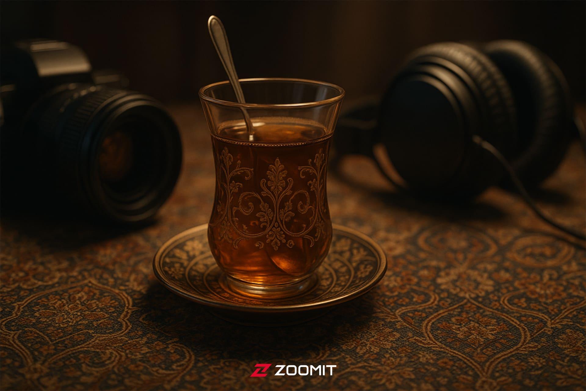 یک فنجان چای کمر باریک با یک قاش چایخوری  که در کنار آن یک دوربین و هدفون حرفه‌ای قرار دارند