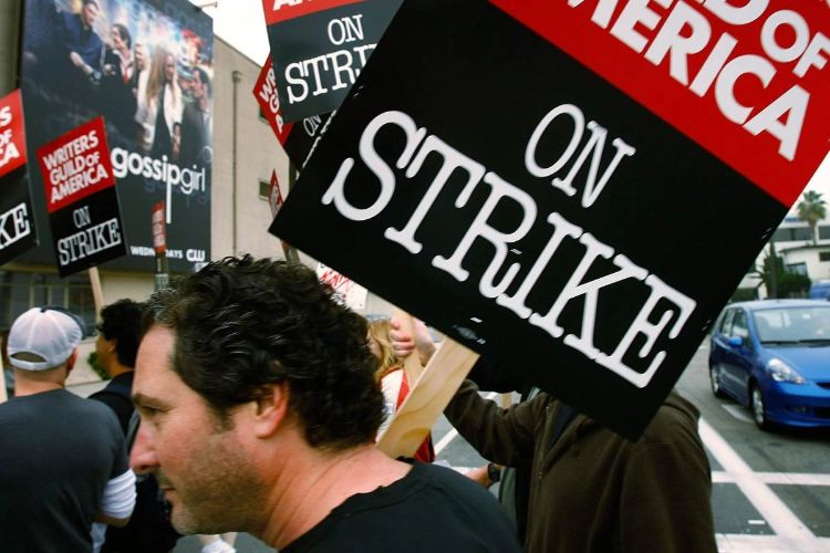 اعتصاب انجمن نویسندگان هالیوود به دلیل استفاده شرکت ها از هوش مصنوعی