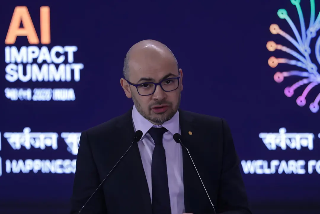 مردی با عینک در حال سخنرانی در اجلاس AI Impact Summit