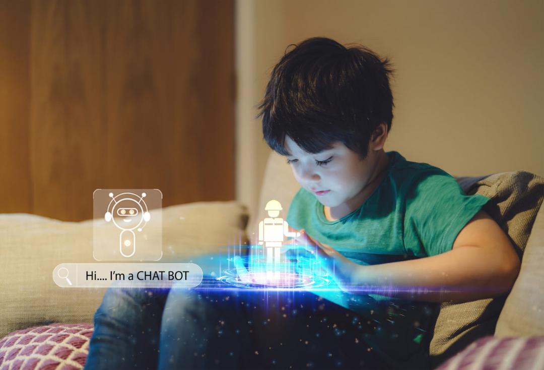 کودکی که با یک چت‌بات (Chatbot) هوشمند در فضای مجازی تعامل دارد
