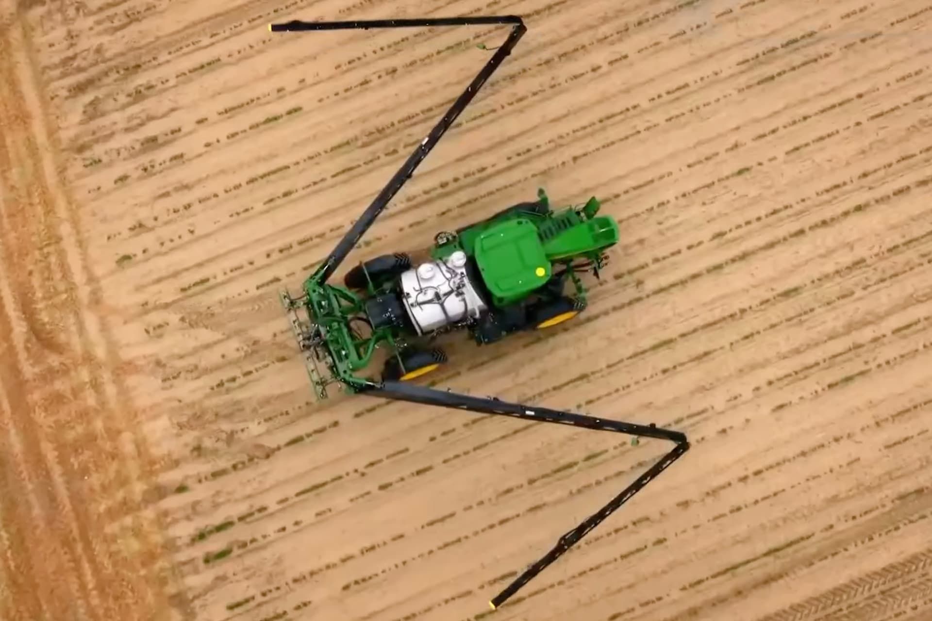 دستگاه کشاورزی با هوش مصنوعی از نمای بالا
