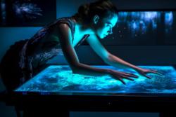 تصویر یک زن در اتاق آبی ساخت هوش مصنوعی