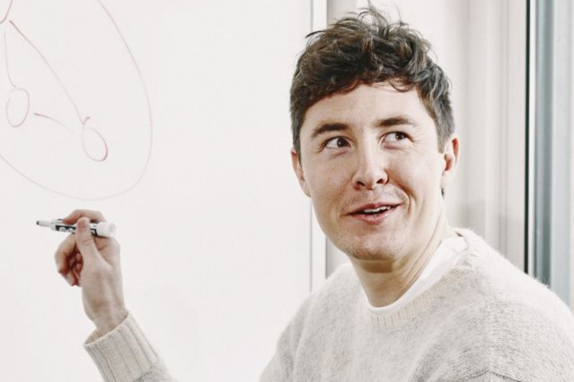 آیدان تونر-راجرز با لباس سفید و ماژیک در دست