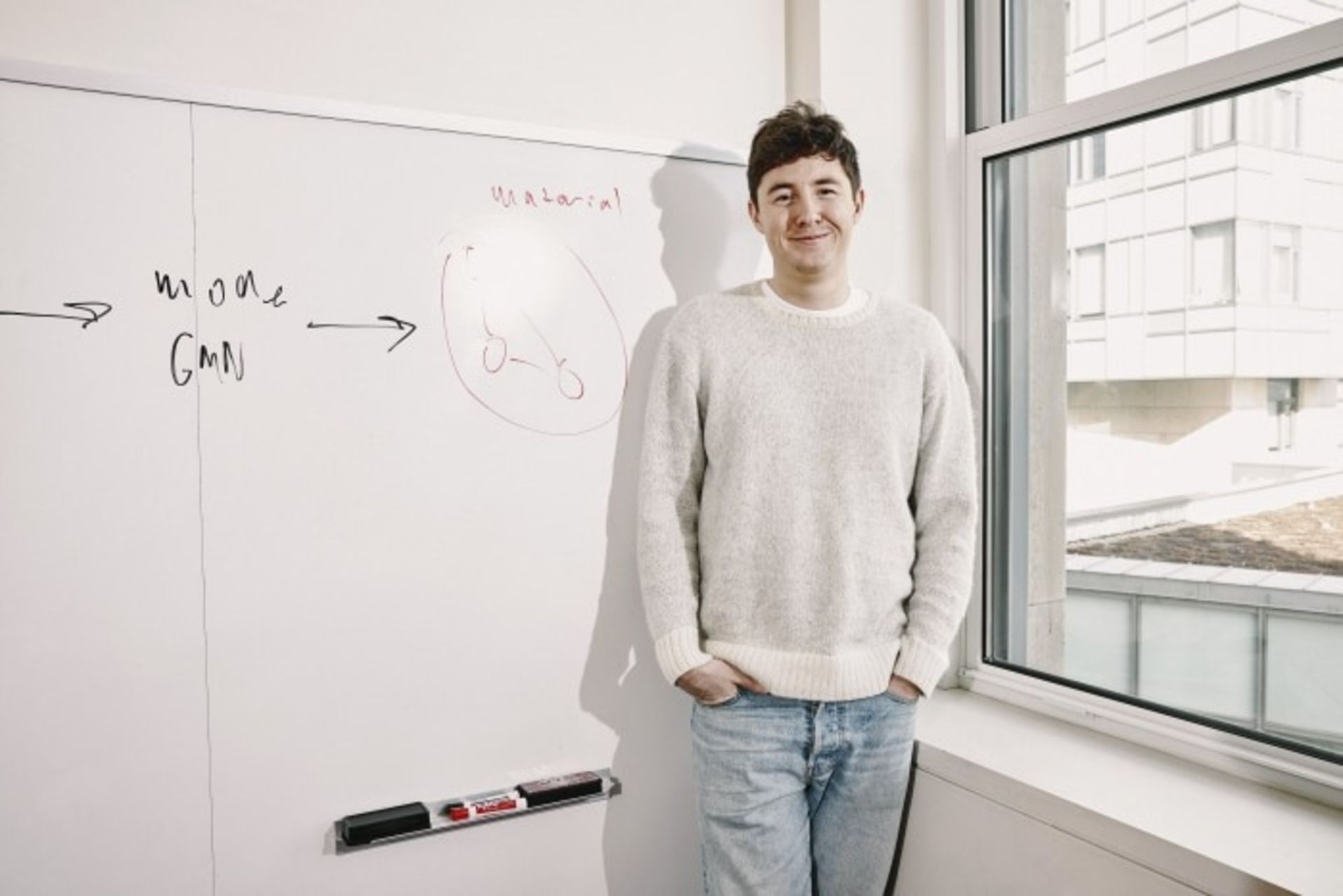 آیدان تونر-راجرز با لباس سفید کنار وایت برد