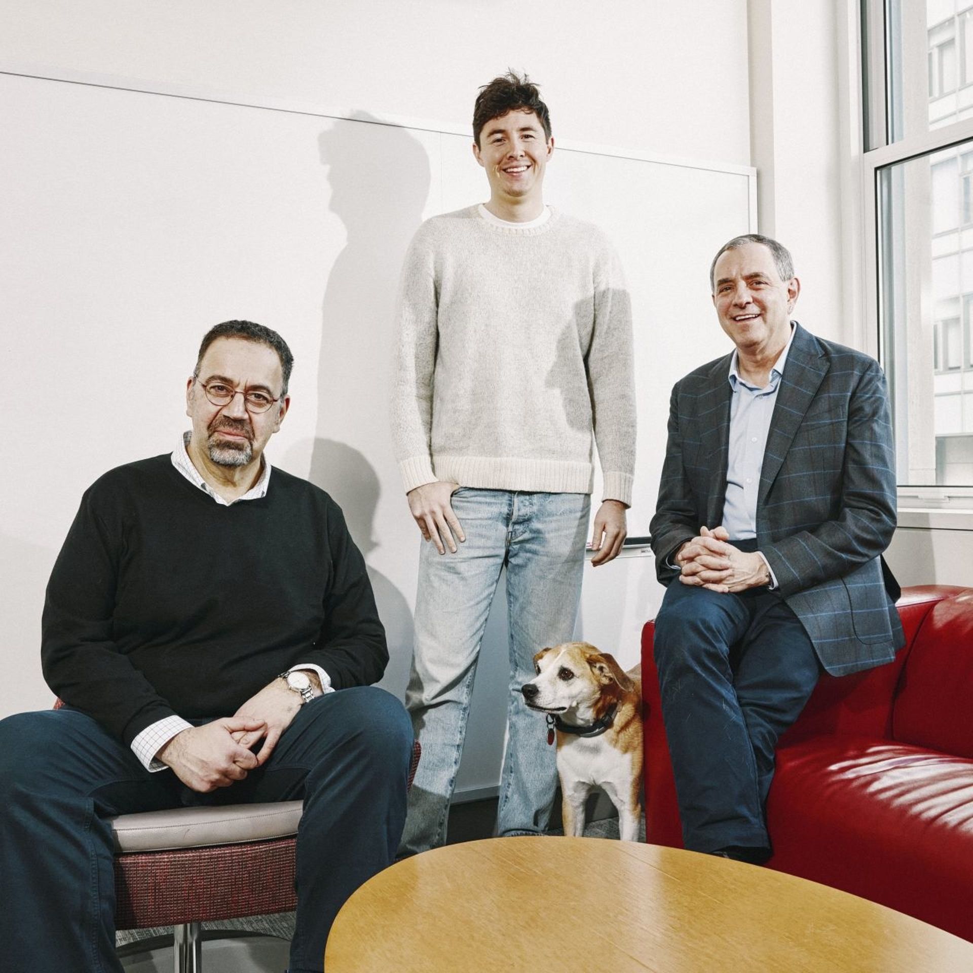 آیدان تونر-راجرز با لباس سفید کنار اساتیدش