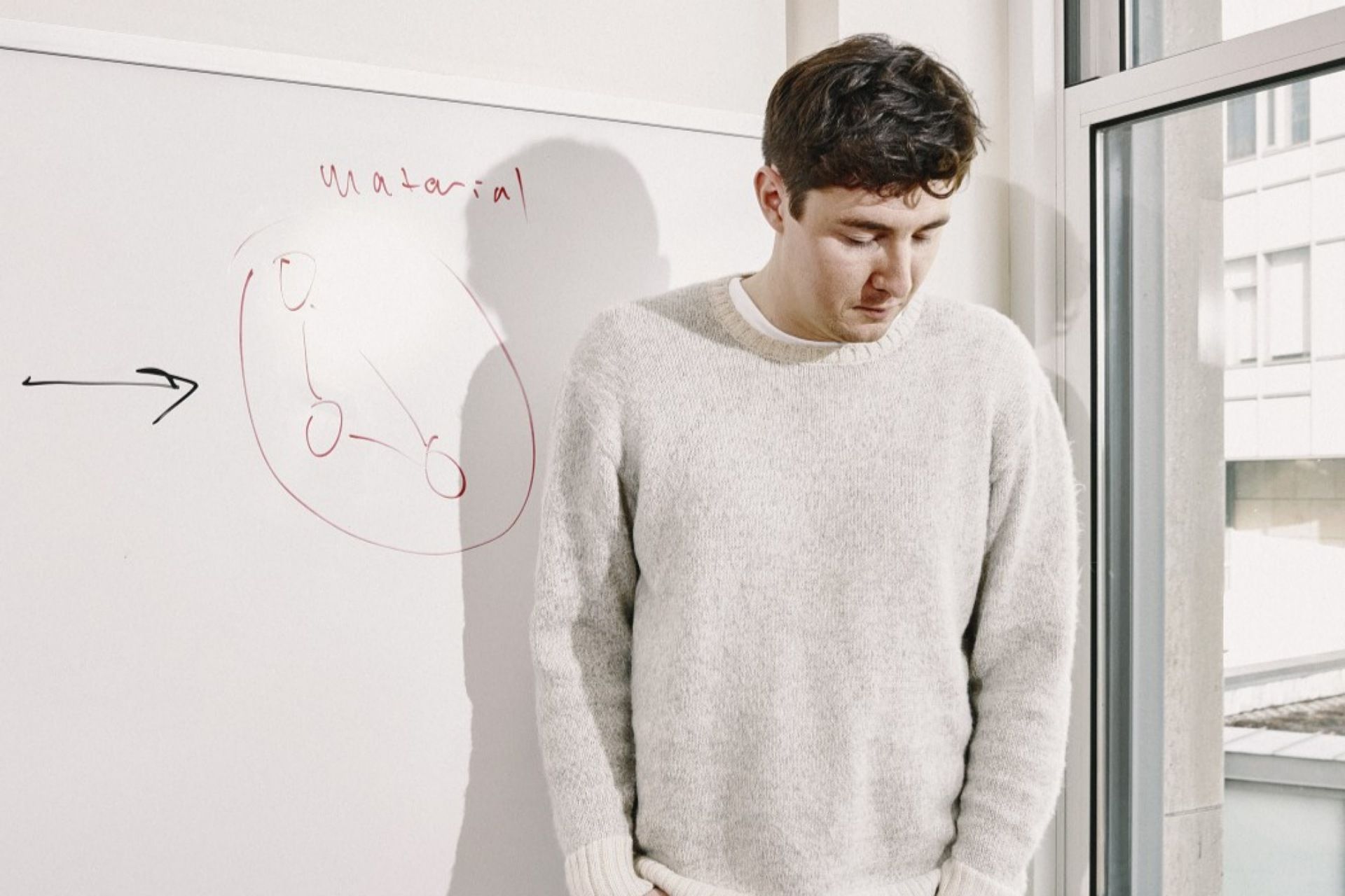 آیدان تونر-راجرز با لباس سفید