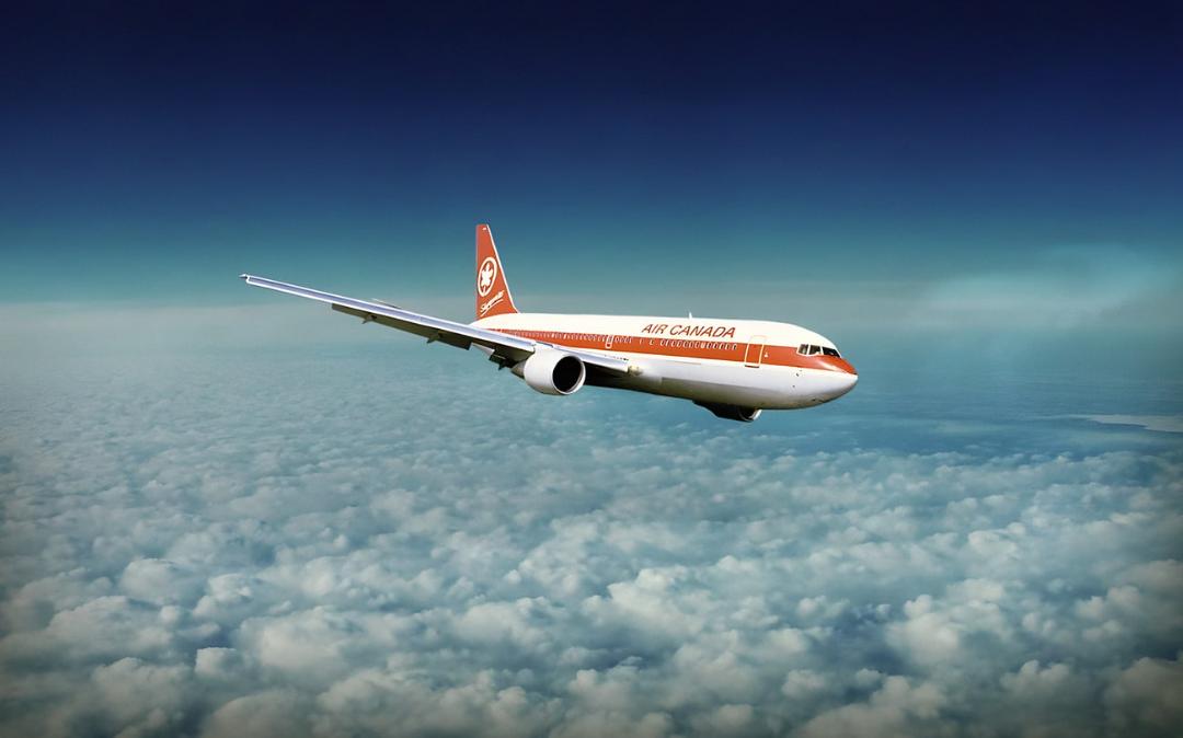 هواپیمای ایر کانادا (Air Canada) در حال پرواز بر فراز ابرها