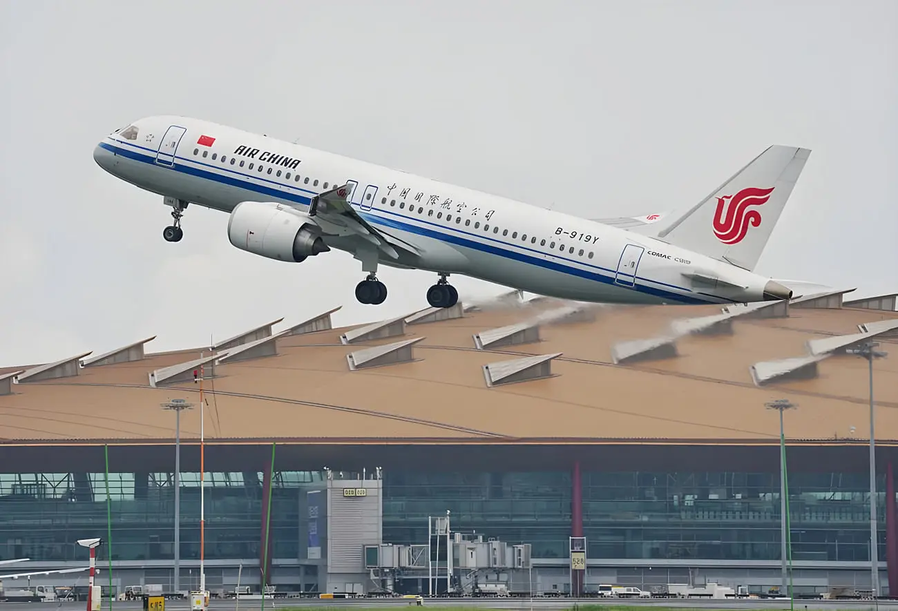 هواپیمای مسافربری ایر چین (Air China) در حال برخاستن از باند فرودگاه