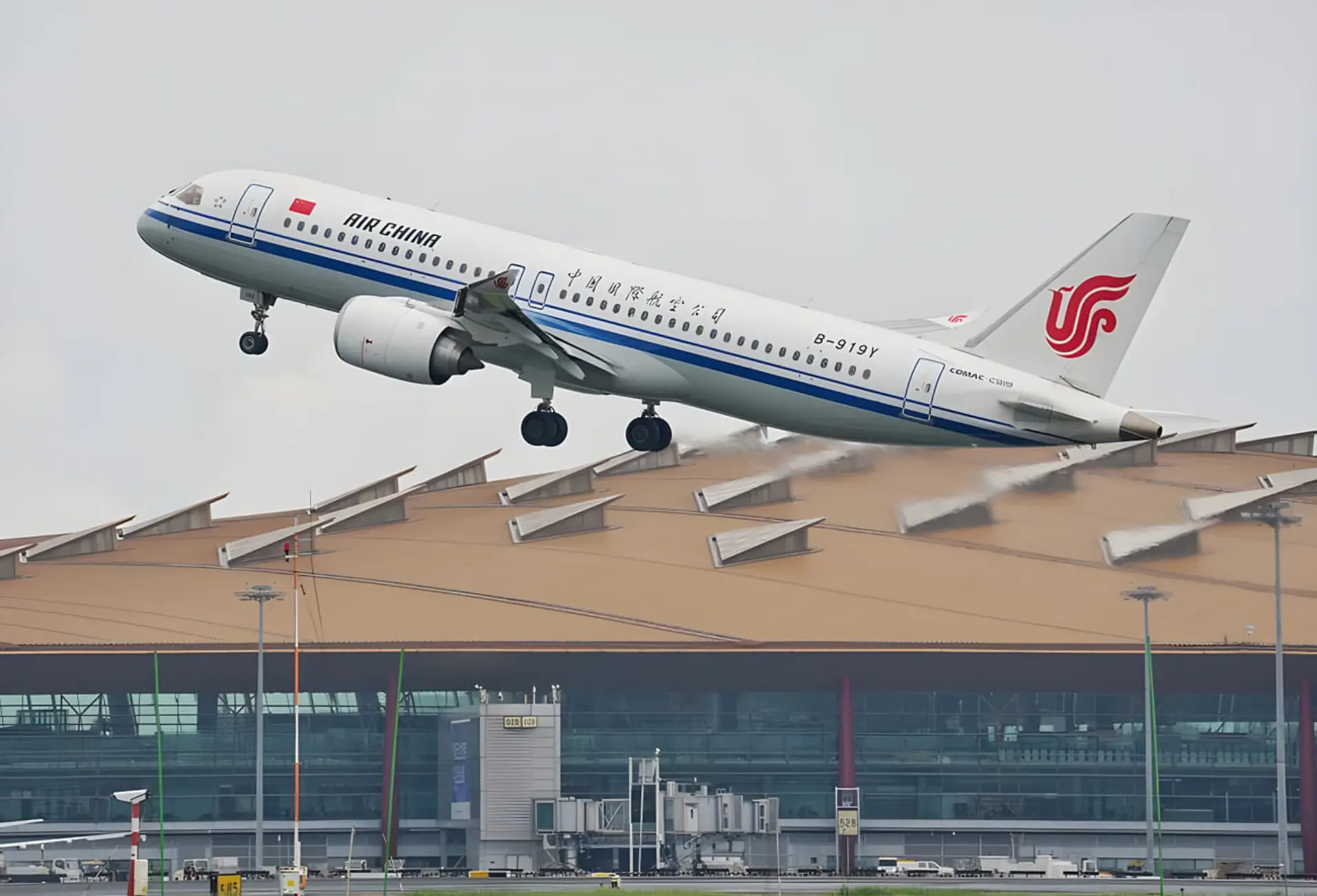 هواپیمای مسافربری ایر چین (Air China) در حال برخاستن از باند فرودگاه