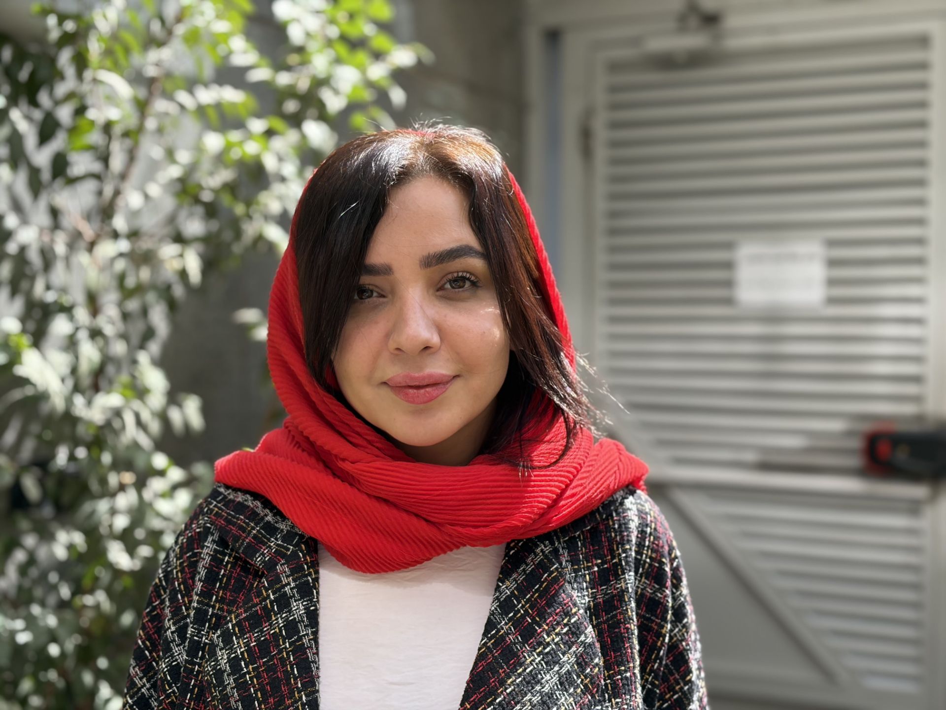 زن با شال قرمز و کت چهارخانه 