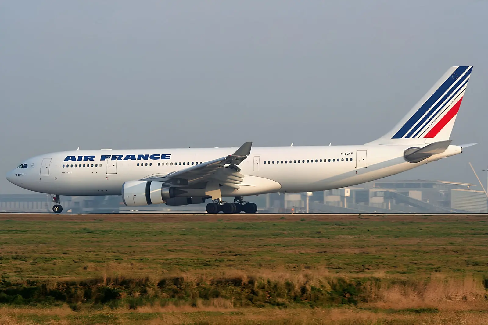هواپیمای ایر فرانس (Air France) مدل ایرباس (Airbus) در حال حرکت روی باند فرودگاه