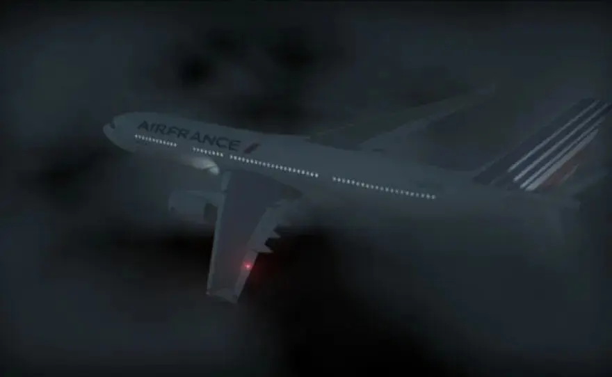 هواپیمای ایر فرانس (Air France) در میان ابرهای تیره و تاریک