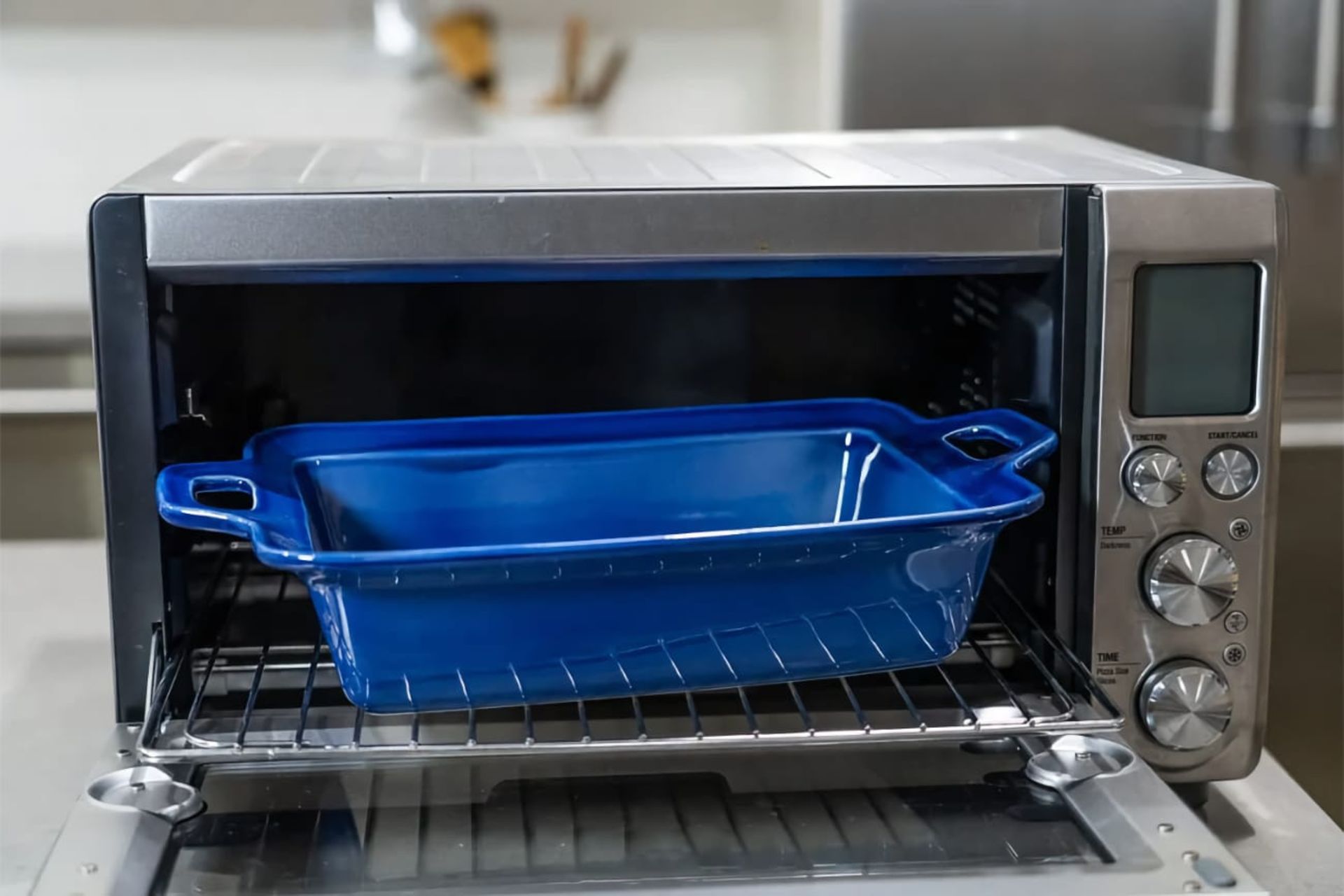 ظرف آبی‌رنگ مخصوص هواپز درون آن