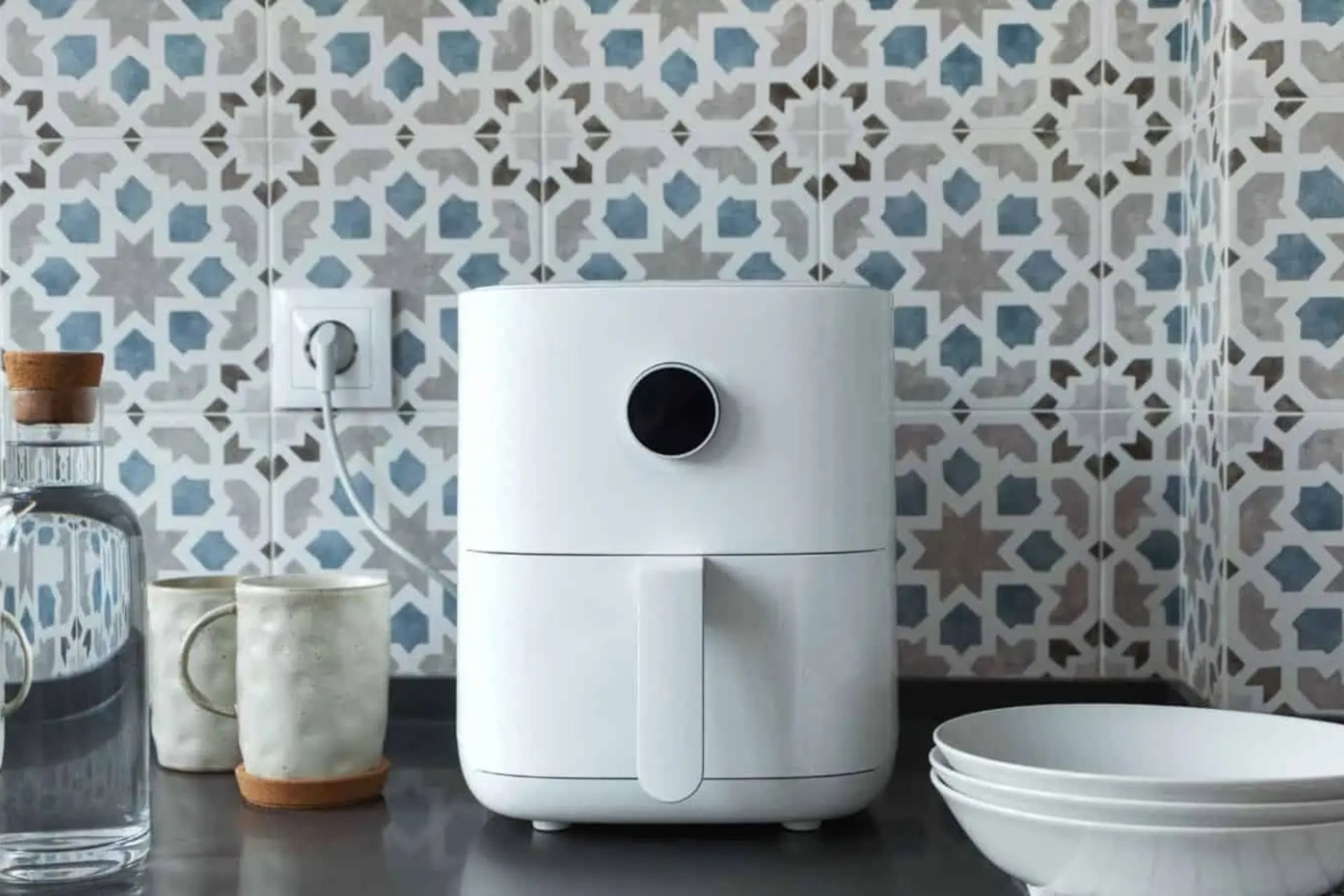 یک هواپز سفید به همراه تعدادی ظرف سرامیکی در آشپزخانه