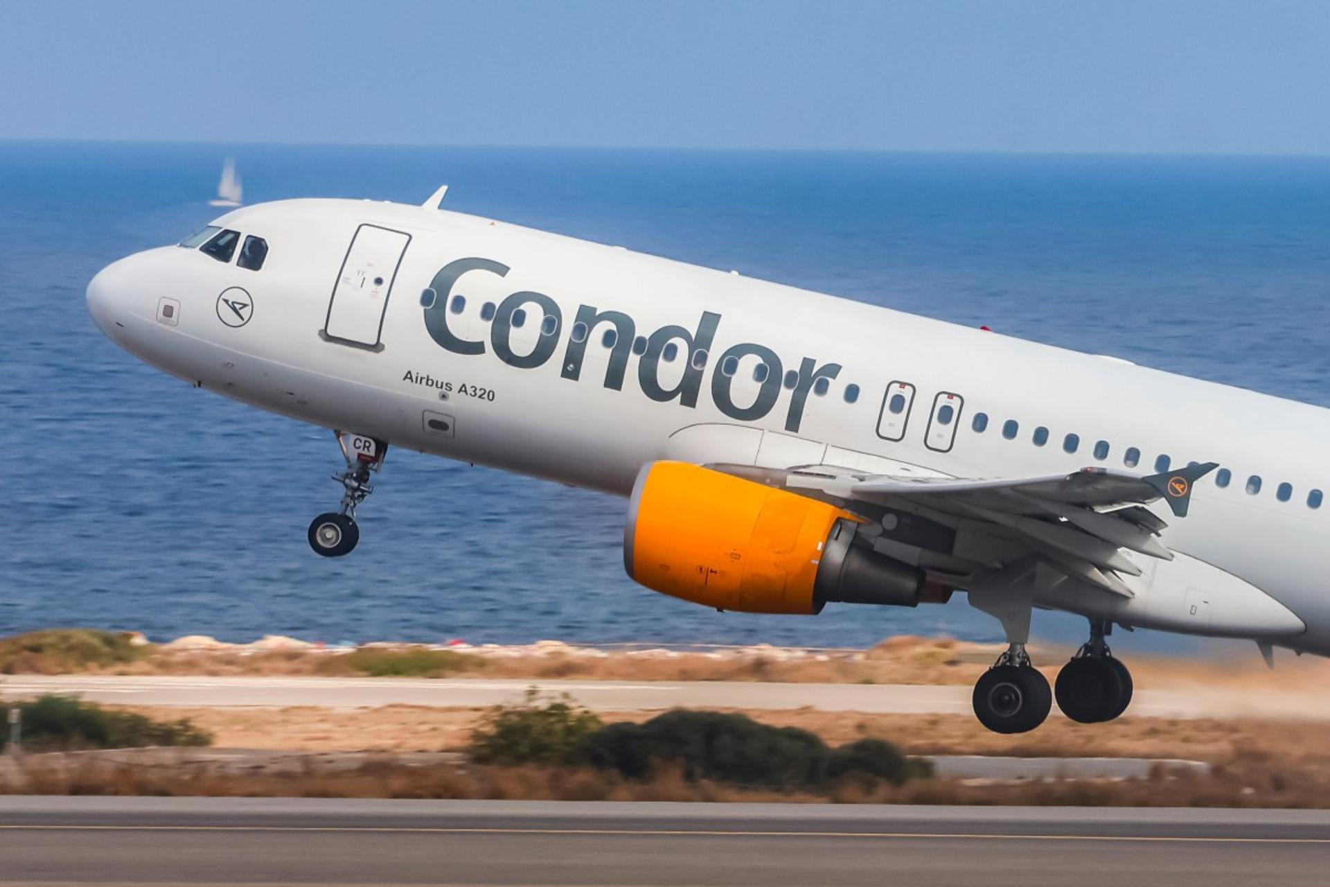 هواپیمای شرکت Condor در حال تیک‌آف