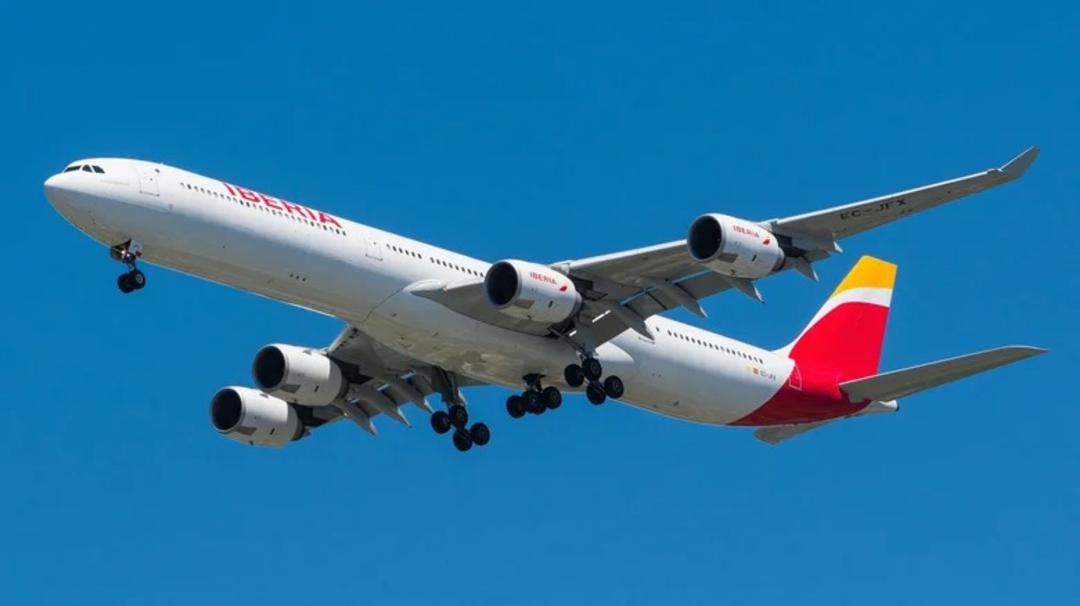 هواپیمای ایرباس A340 در آسمان