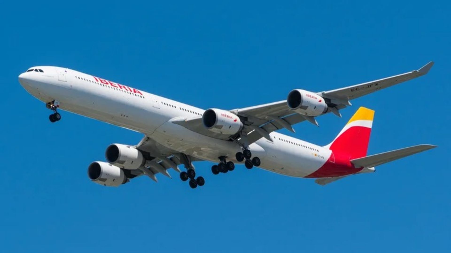 هواپیمای ایرباس A340 در آسمان