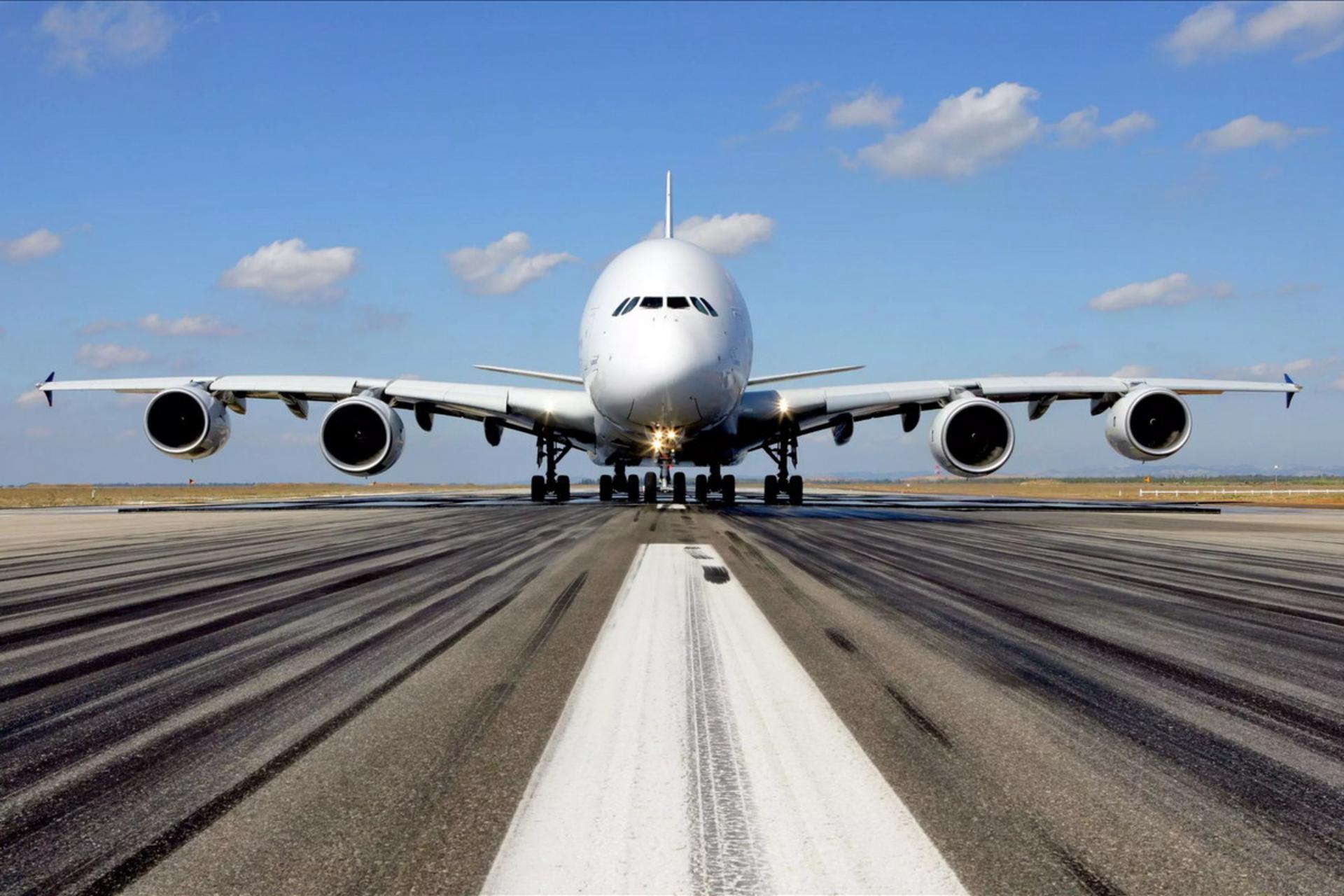  هواپیمای ایرباس ۳۸۰ Airbus A380 روی باند فرودگاه