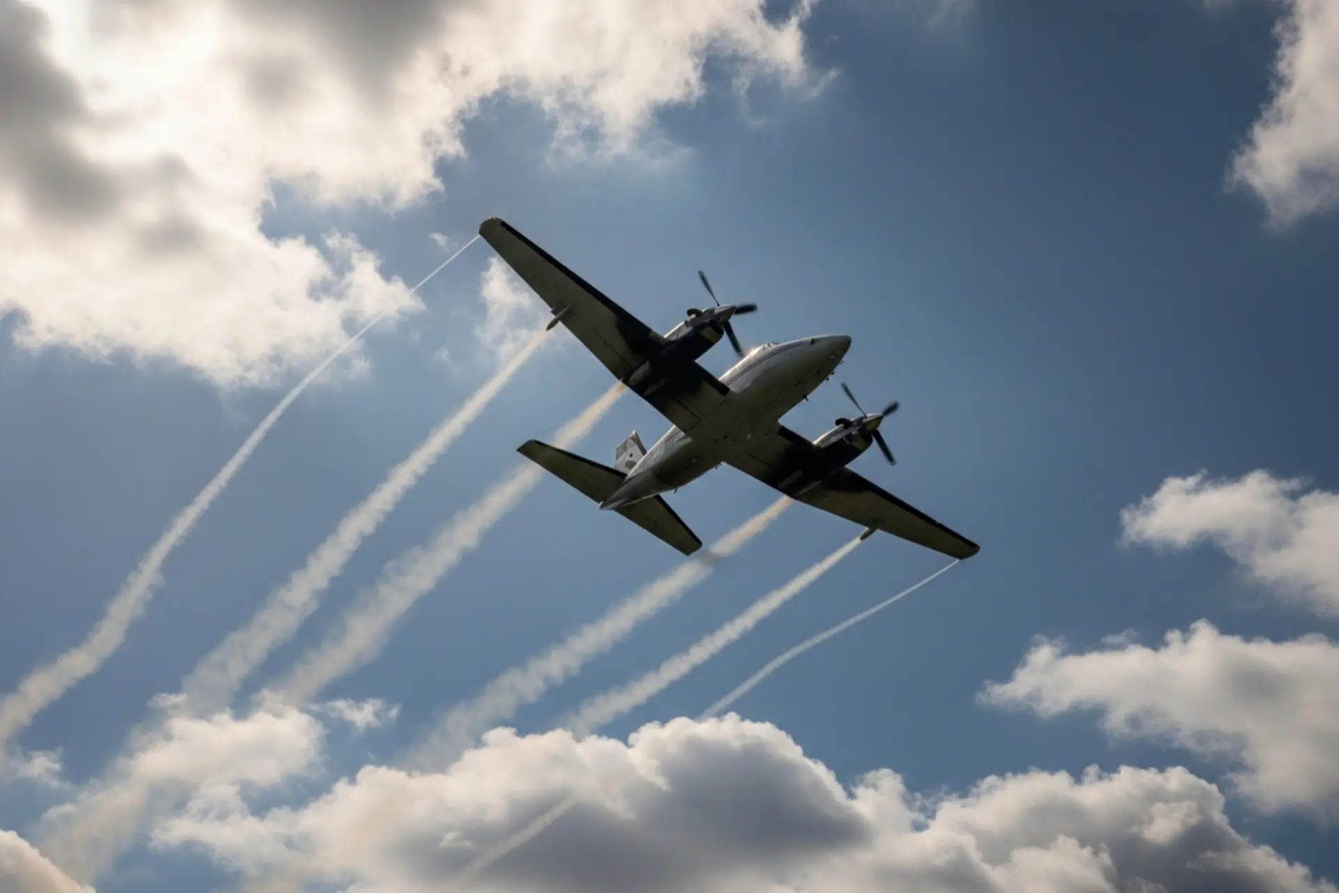 هواپیما در حال بارور کردن ابرها برای ایجاد باران