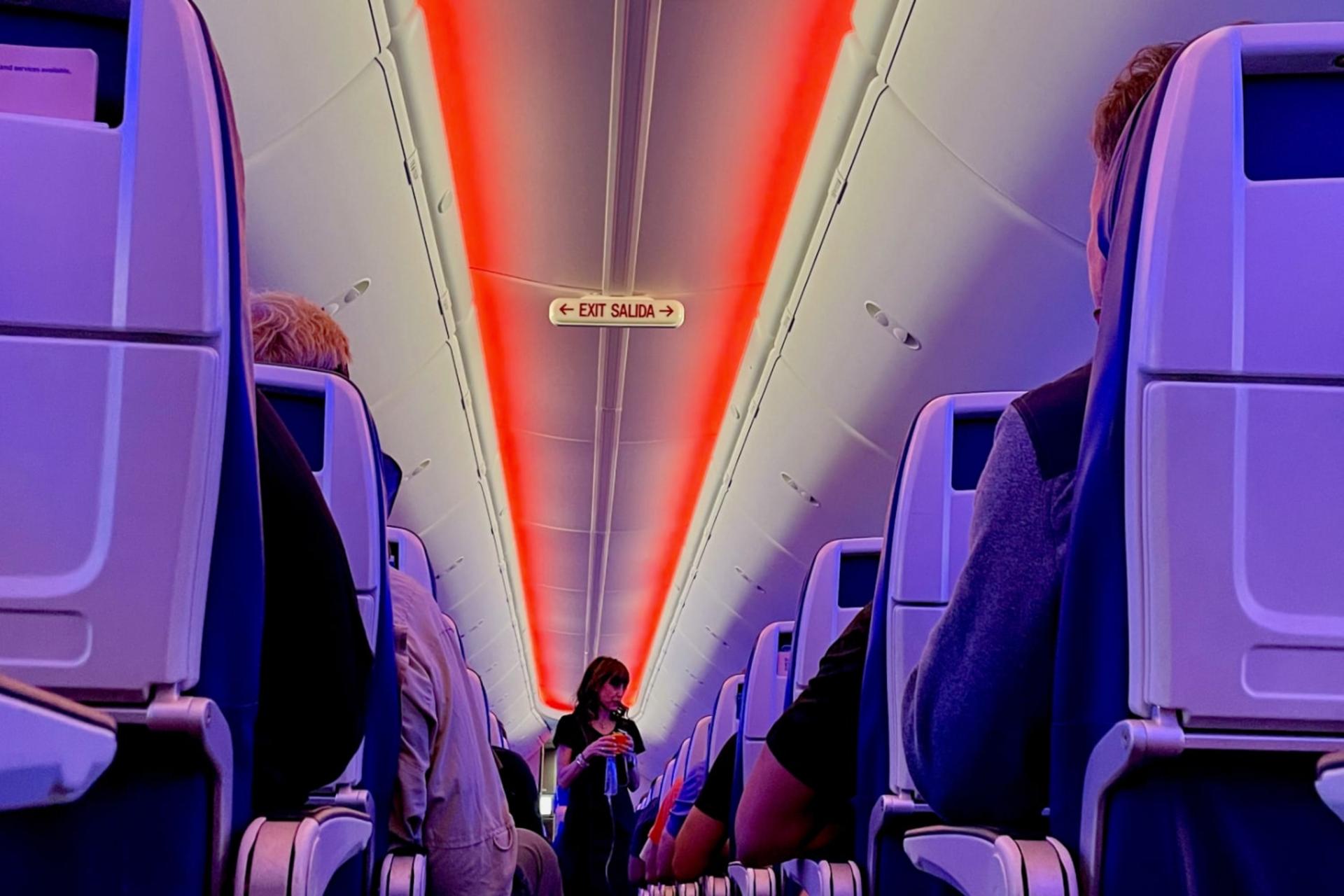 مسافران و خدمه در هواپیما