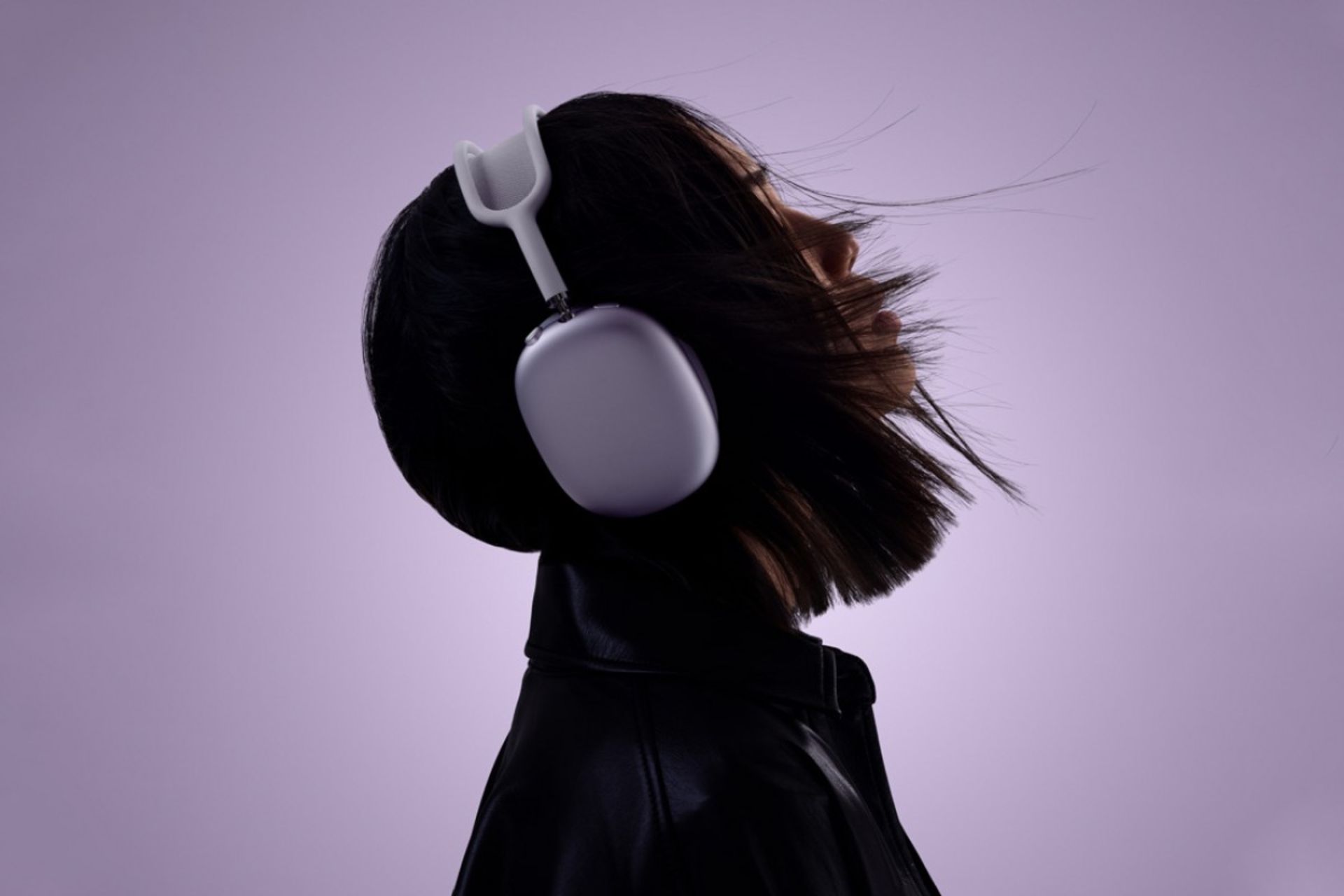 هدفون ایرپاد مکس ۲۰۲۶ اپل روی گوش یک زن جوان