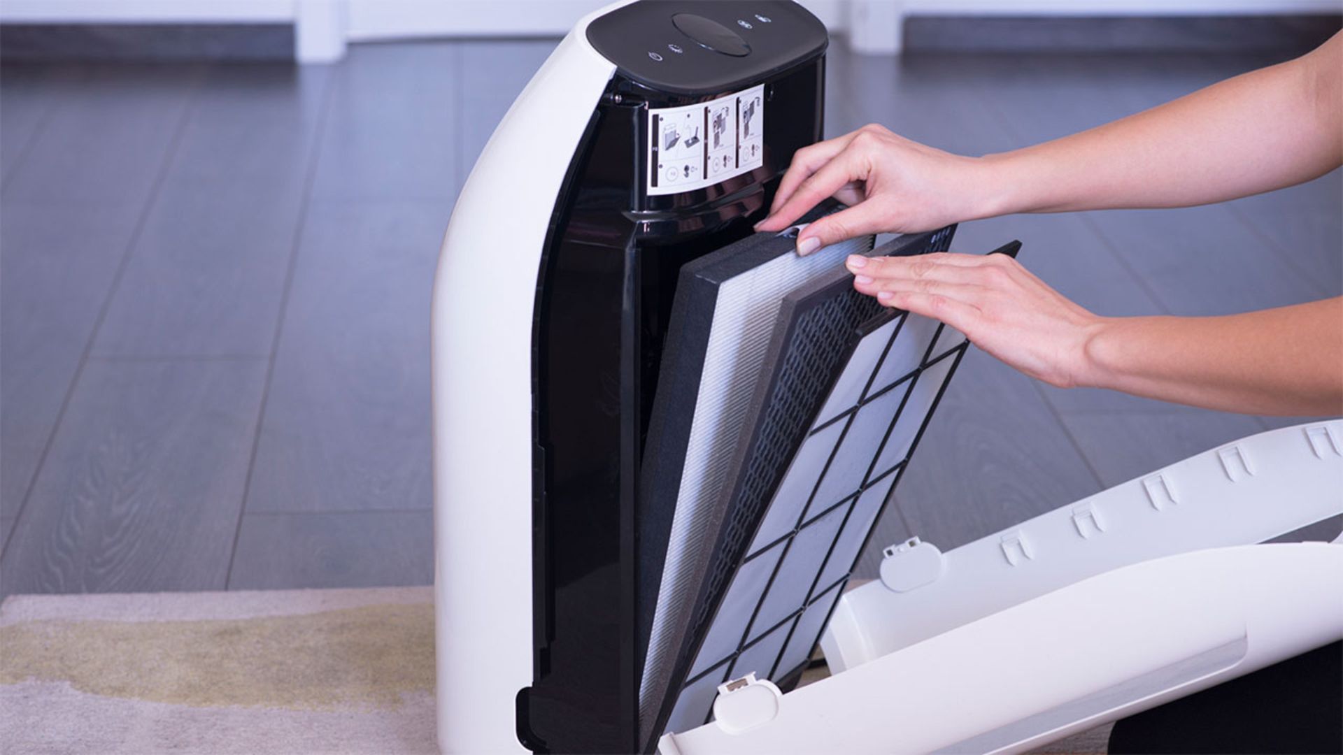 تعویض فیلتر دستگاه تصفیه هوا توسط کاربر آقا