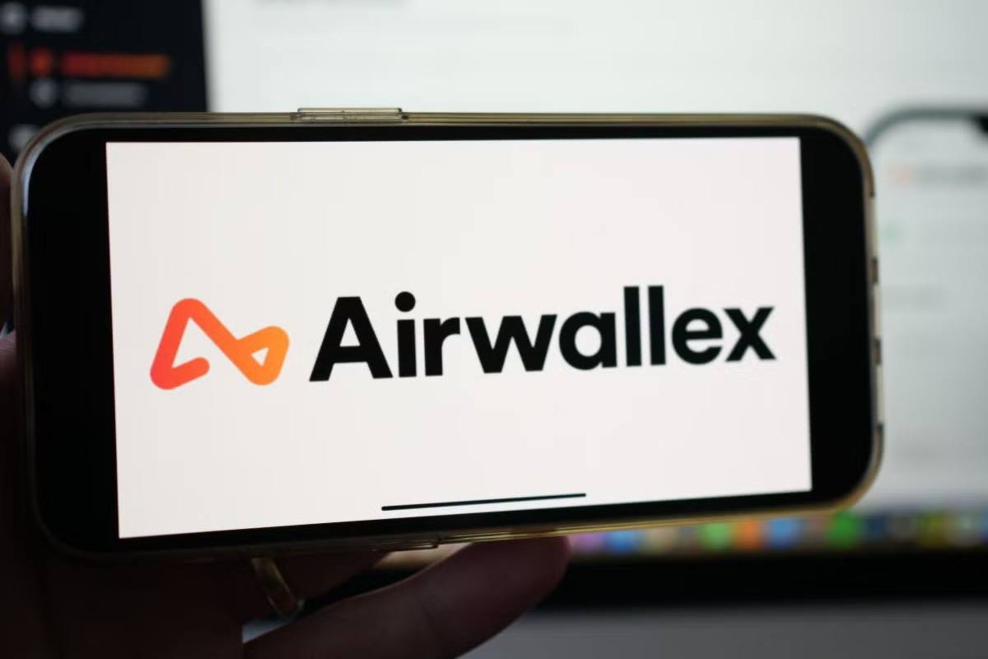 لوگو Airwallex روی گوشی