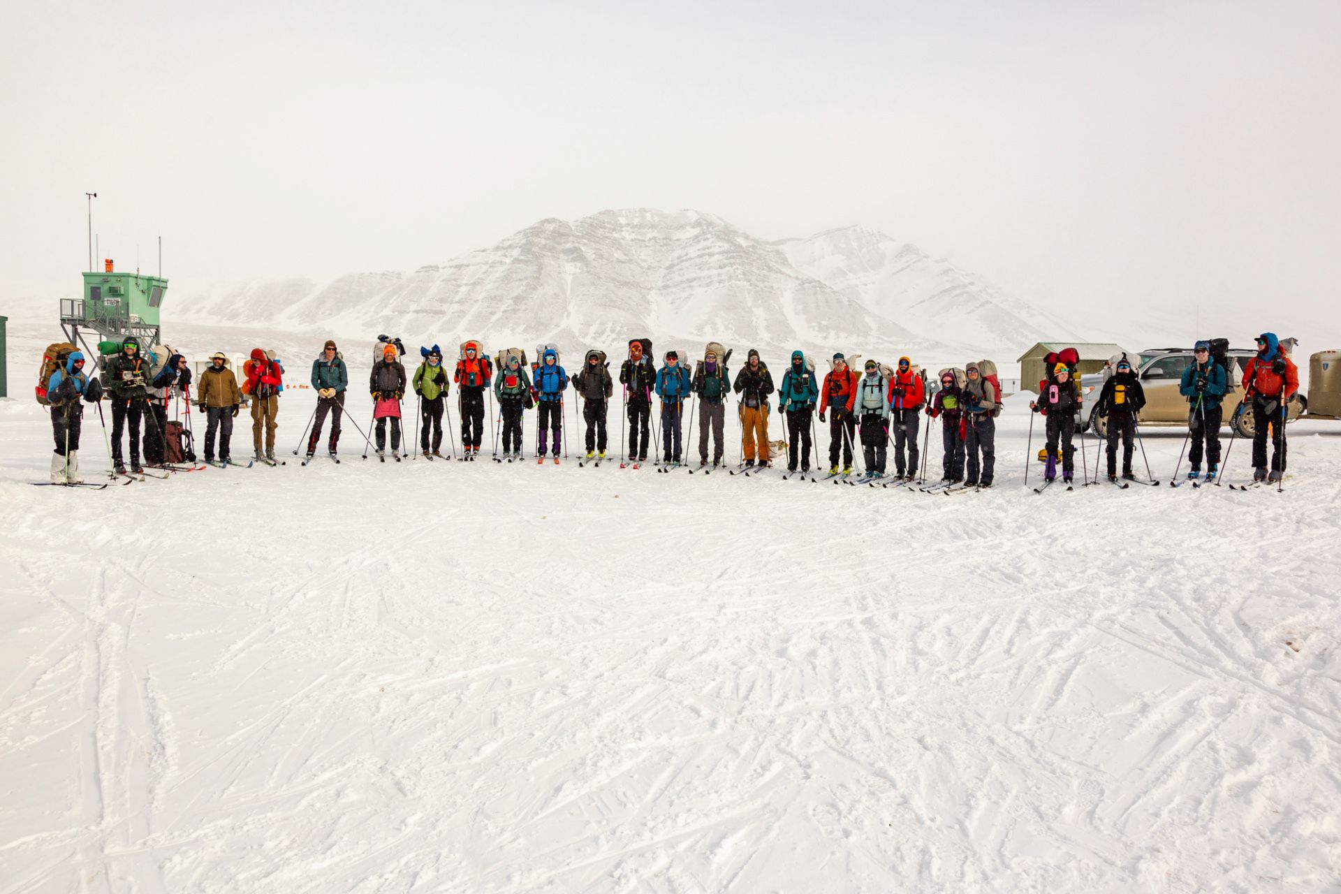 شرکت کنندگان اسکی کلاسیک کوهستان آلاسکا ۲۰۲۴ در خط آغاز مسابقه