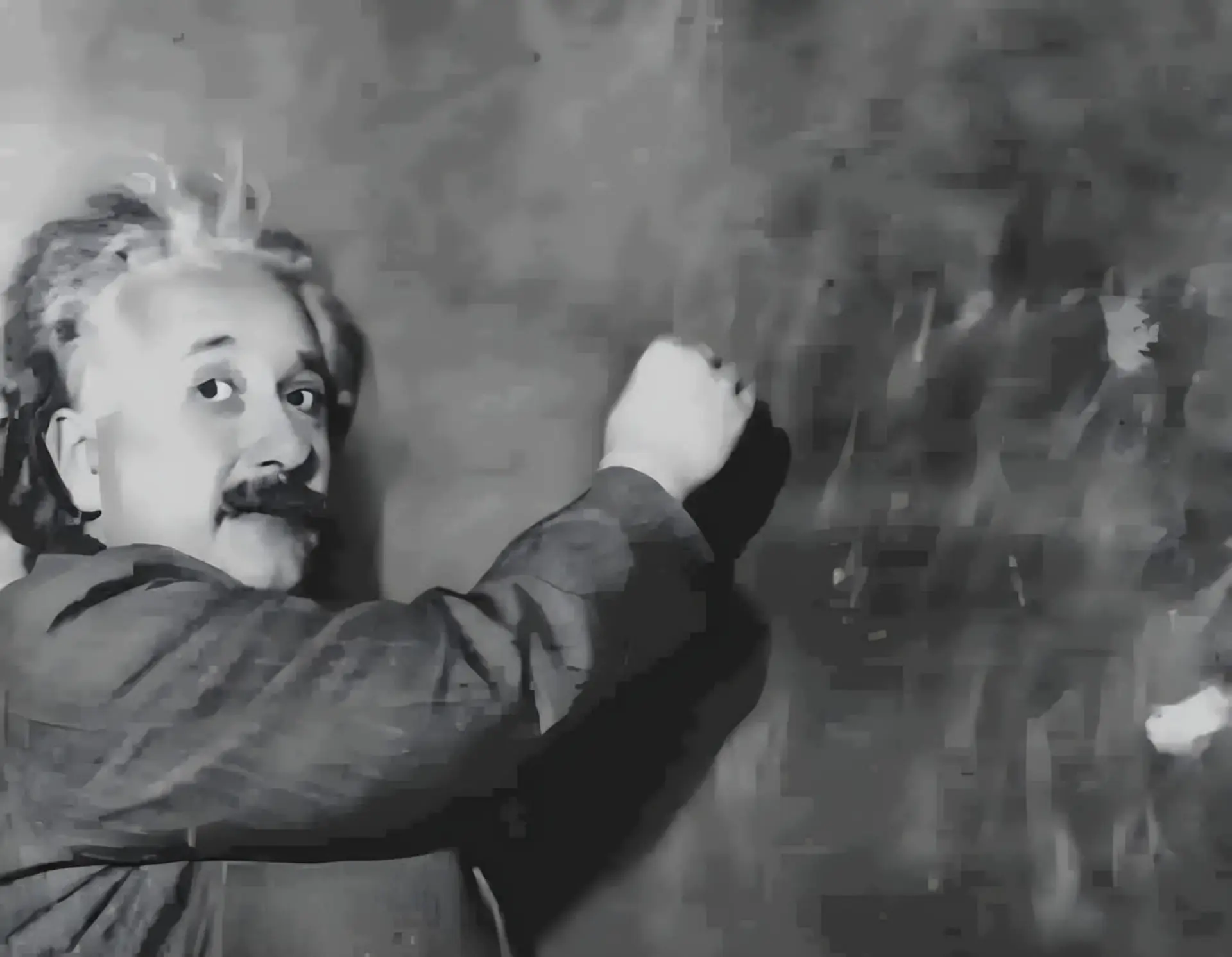 آلبرت اینشتین (Albert Einstein) در حال نوشتن فرمول‌های فیزیک روی تخته سیاه