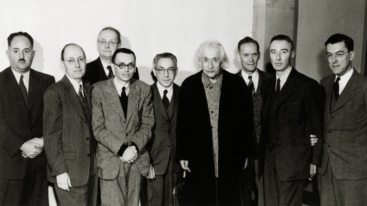 عکس دسته‌جمعی آلبرت اینشتین با همکاران فیزیکدانش