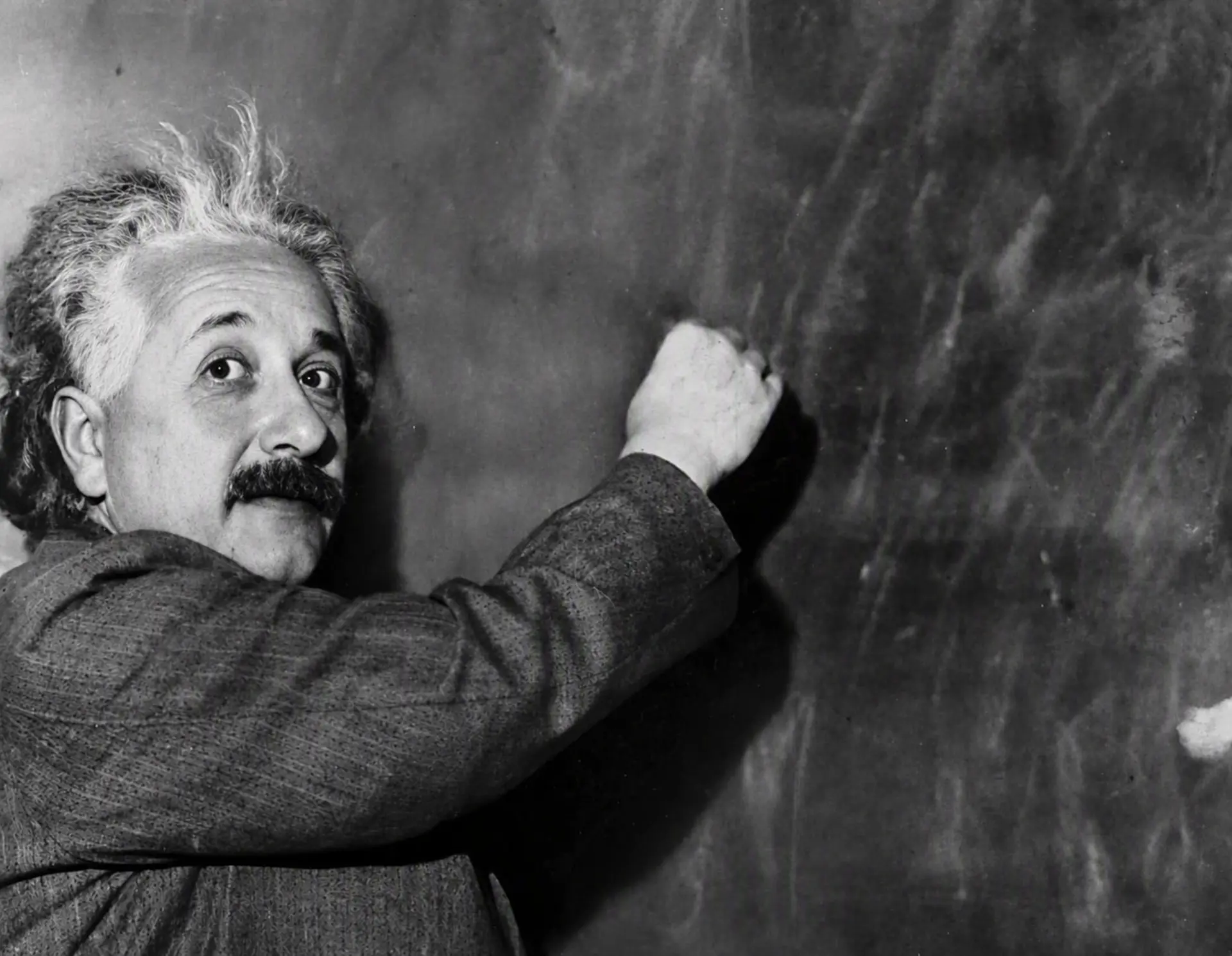آلبرت اینشتین (Albert Einstein) در حال نوشتن فرمول روی تخته سیاه