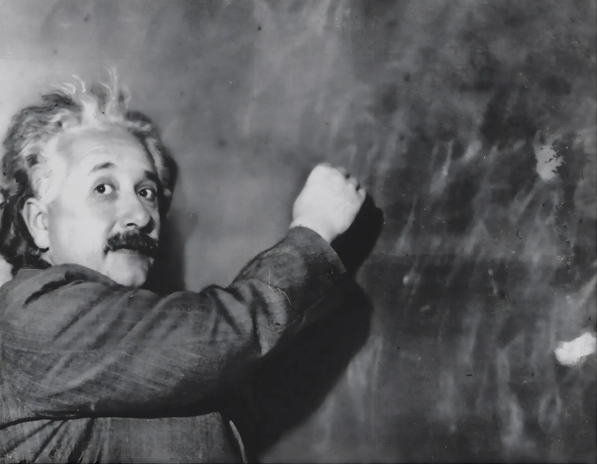 آلبرت اینشتین (Albert Einstein) در حال نوشتن فرمول روی تخته سیاه