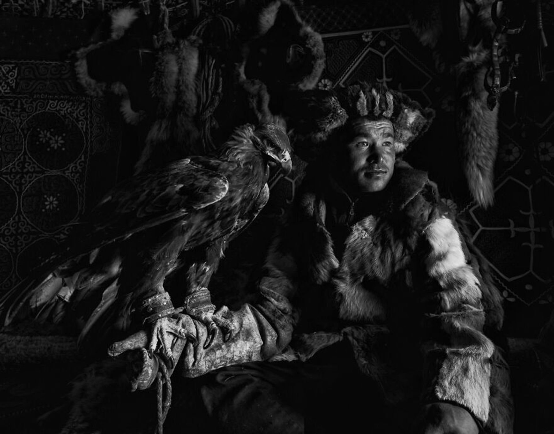 یک شکارچی عقاب قزاق با عقابش