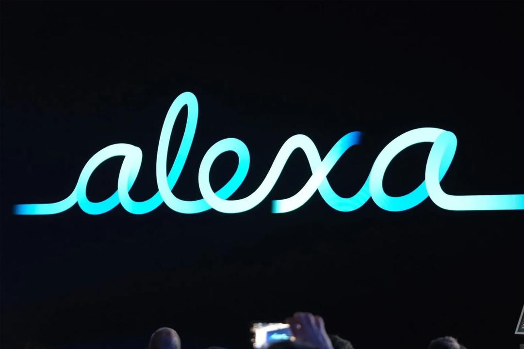 لوگو الکسا پلاس / Alexa+ در پس زمینه مشکی