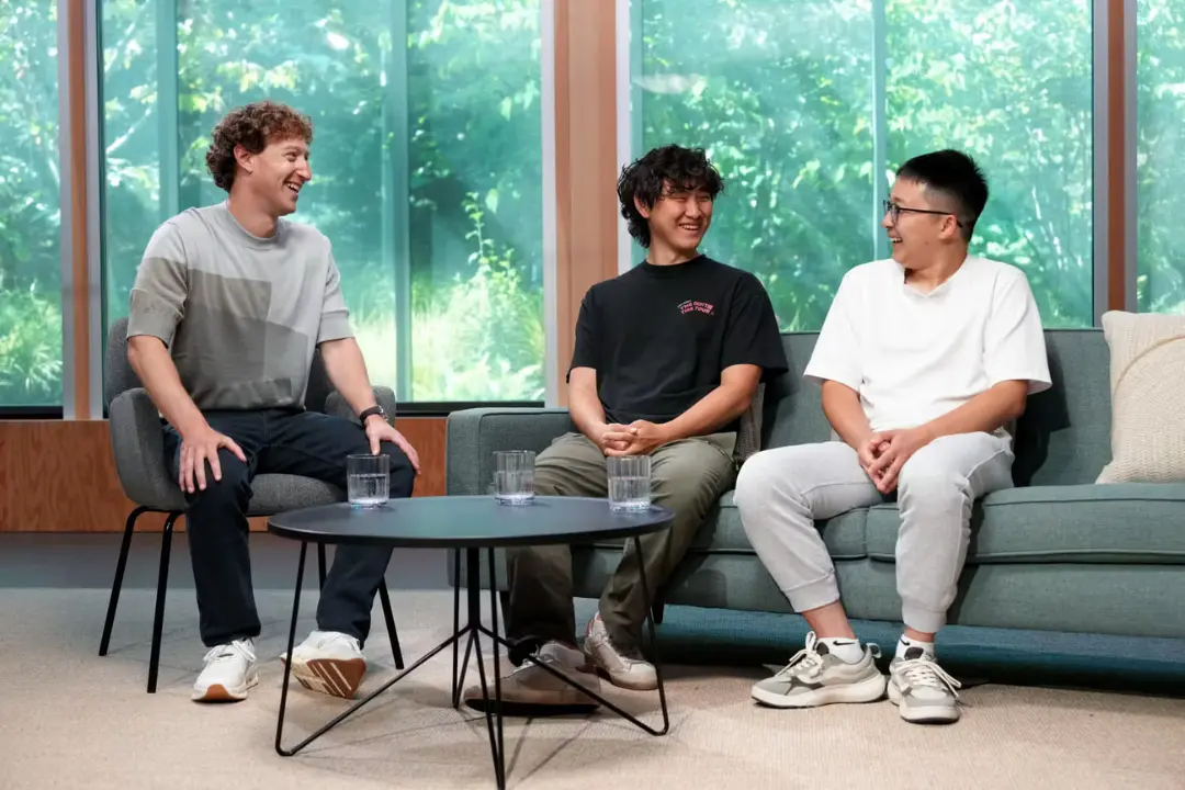 الکساندر وانگ (Alexander Wang) در حال گفت‌و‌گو با مارک زاکربرگ (Mark Zuckerberg)