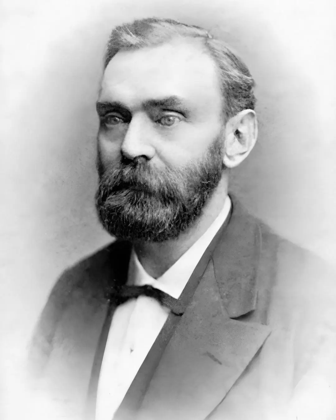چهره آلفرد نوبل (Alfred Nobel) با ریش پرپشت و کت رسمی