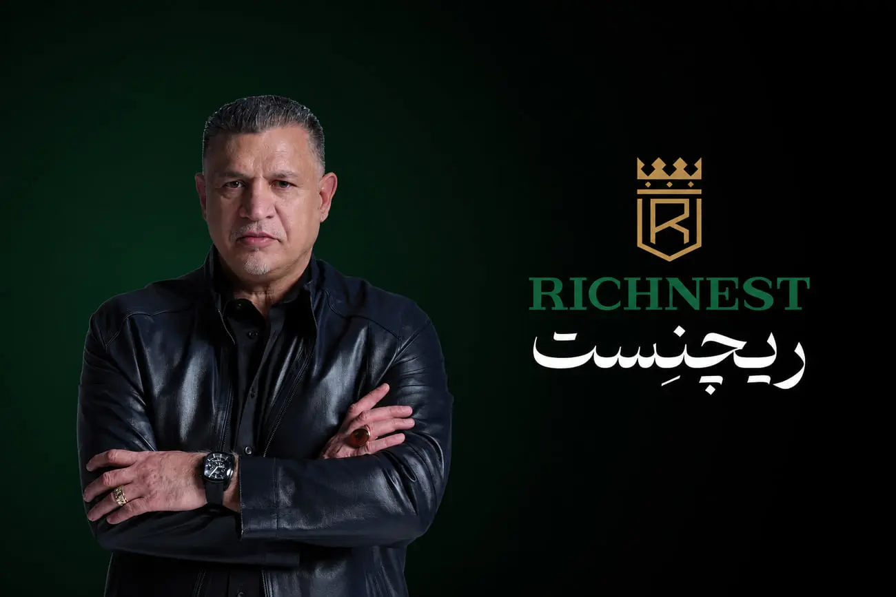 علی دایی (Ali Daei) با ساعت برند ریچنست (Richnest) در مقابل پس‌زمینه سبز